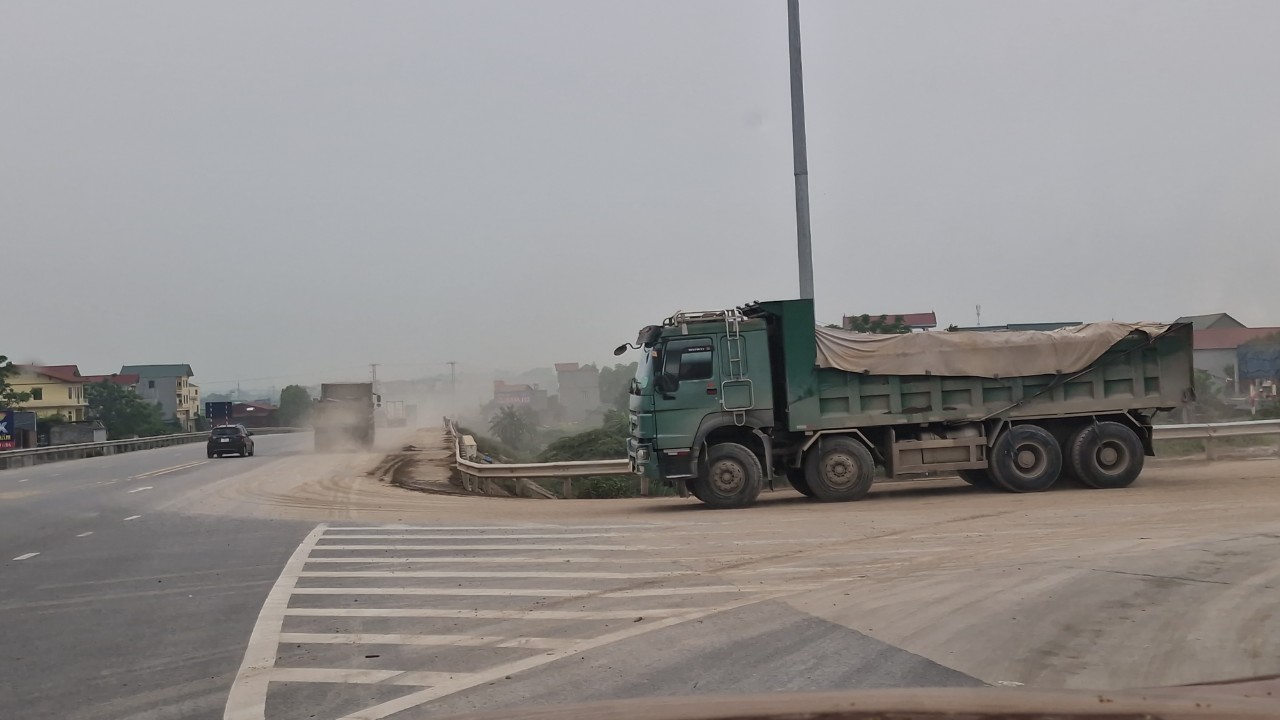 Xe tải chở c&aacute;t san lấp khu c&ocirc;ng nghiệp g&acirc;y &ocirc; nhiễm m&ocirc;i trường, mất ATGT tại Bắc Ninh- Ảnh 4.