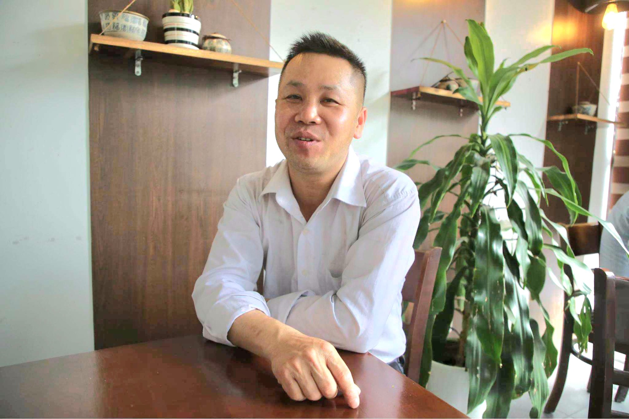 Người h&ugrave;ng kể gi&acirc;y ph&uacute;t leo l&ecirc;n m&aacute;i nh&agrave;, c&otilde;ng 2 c&ocirc; g&aacute;i tho&aacute;t khỏi vụ ch&aacute;y- Ảnh 1.