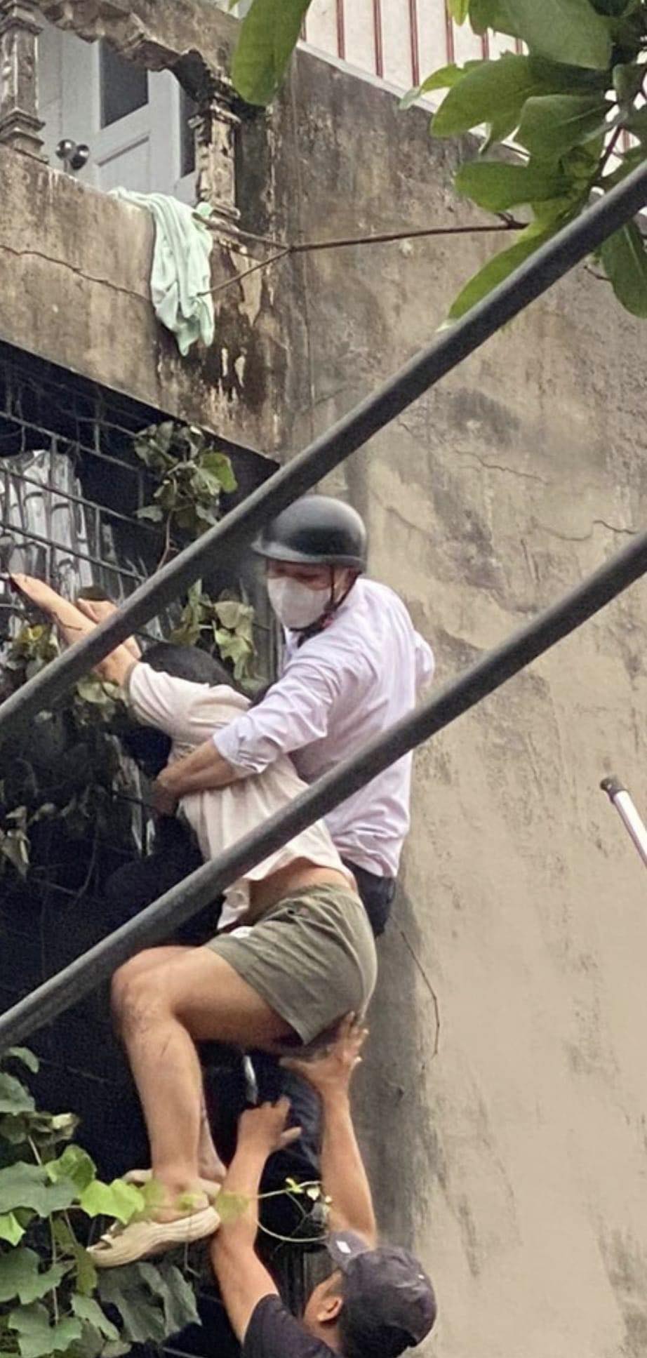 Ch&aacute;y nh&agrave; ở kết hợp kinh doanh trọ ở H&agrave; Đ&ocirc;ng, giải cứu nạn nh&acirc;n mắc kẹt từ m&aacute;i nh&agrave; h&agrave;ng x&oacute;m- Ảnh 2.