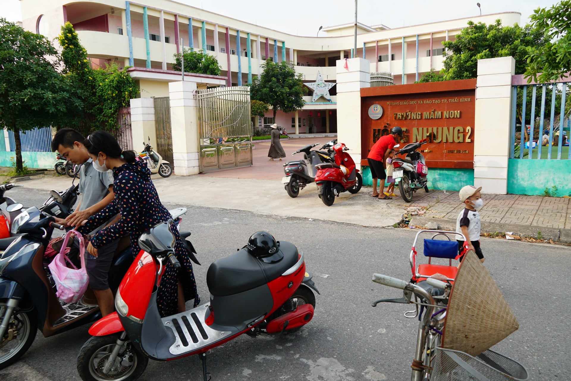 Bà ngoại bé 5 tuổi bị bỏ quên trên xe: "Cháu lên xe rất vui vì tưởng được dự lễ tổng kết"- Ảnh 3. Bà ngoại bé 5 tuổi bị bỏ quên trên xe: "Cháu lên xe rất vui vì tưởng được dự lễ tổng kết"- Ảnh 3.