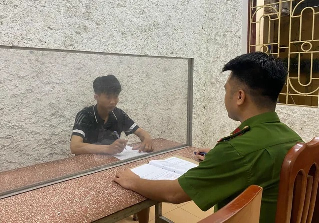 Tạm giữ nam thanh niên đi xe máy vi phạm, đâm CSGT bị thương- Ảnh 1. Tạm giữ nam thanh niên đi xe máy vi phạm, đâm CSGT bị thương- Ảnh 1.