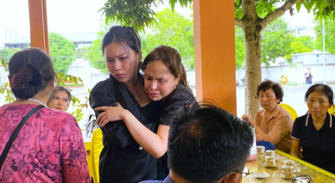 Mẹ bé 5 tuổi bị bỏ quên trên ô tô ngất xỉu khi về nước tiễn đưa con- Ảnh 1. Mẹ bé 5 tuổi bị bỏ quên trên ô tô ngất xỉu khi về nước tiễn đưa con- Ảnh 1.