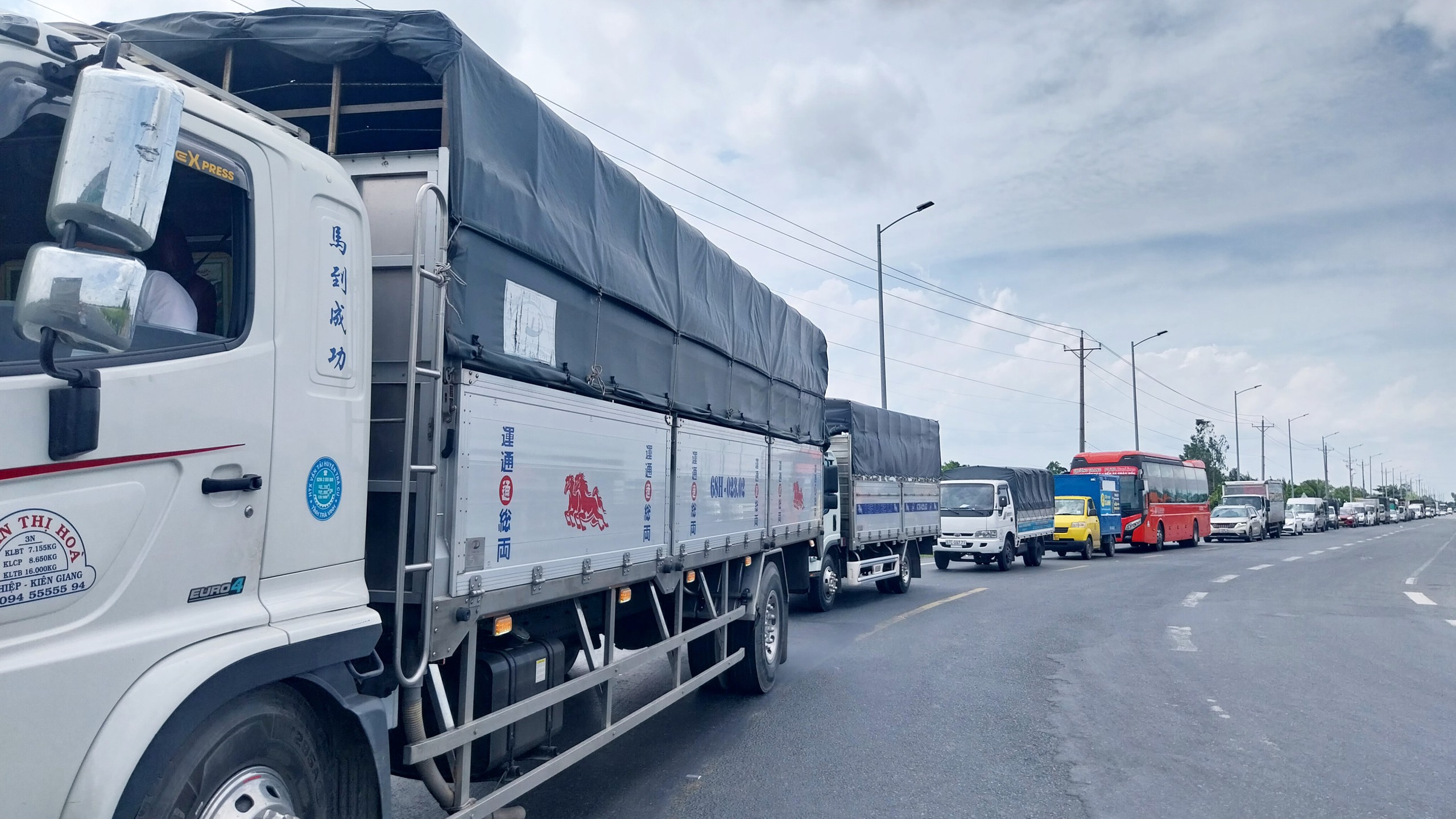 Cần Thơ: Sạt lở tr&ecirc;n QL80 g&acirc;y &ugrave;n tắc k&eacute;o d&agrave;i- Ảnh 3.