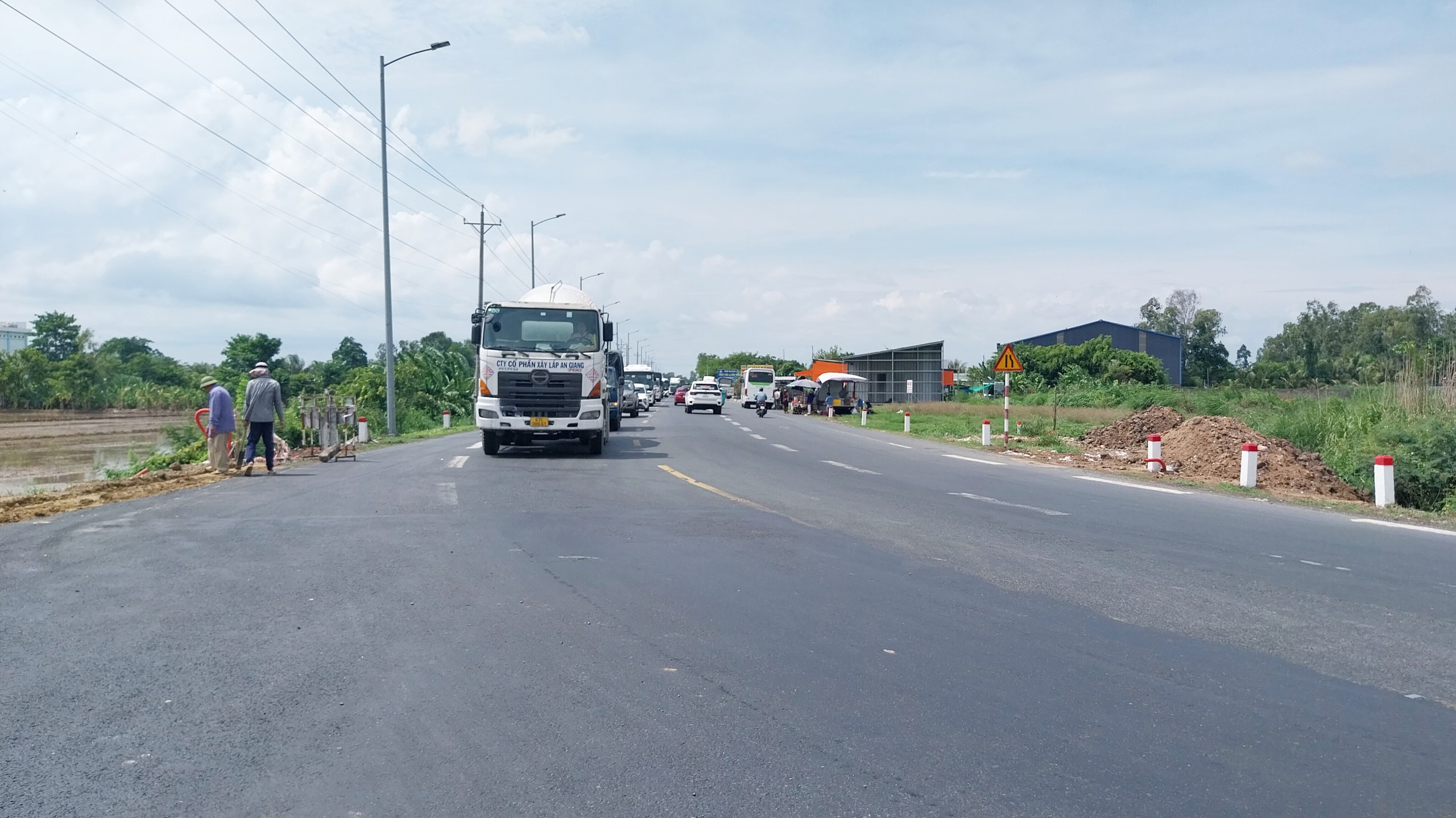 Cần Thơ: Sạt lở tr&ecirc;n QL80 g&acirc;y &ugrave;n tắc k&eacute;o d&agrave;i- Ảnh 4.