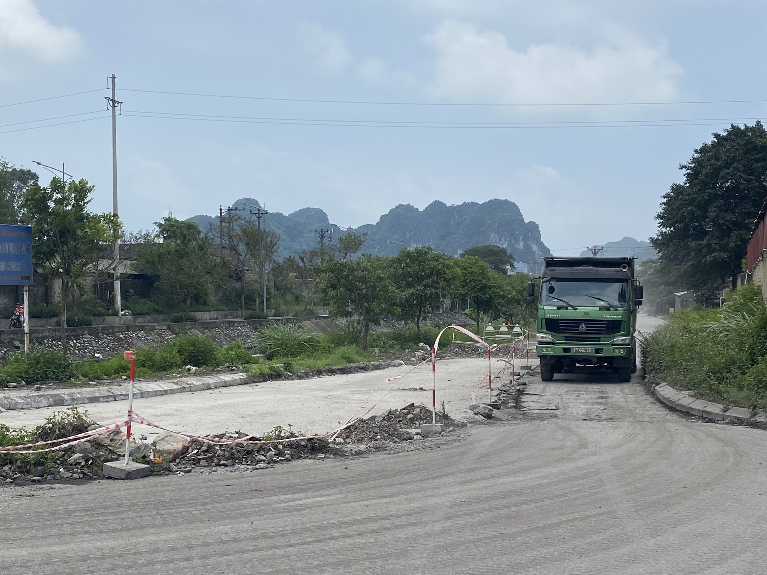 Khắc phục đường d&acirc;n cư biến dạng v&igrave; xe tải trọng lớn sau phản &aacute;nh của B&aacute;o Giao th&ocirc;ng- Ảnh 1.