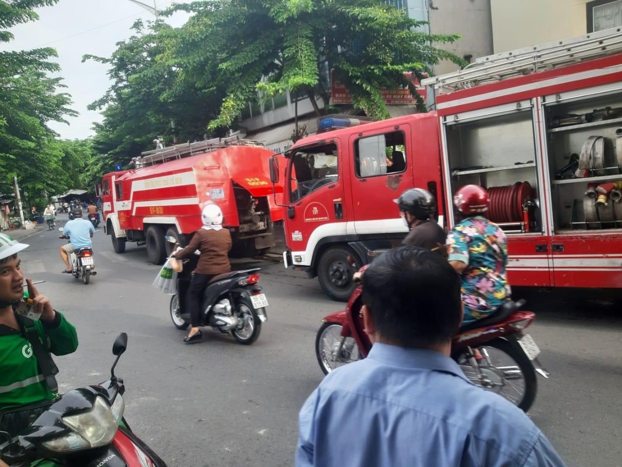 TP.HCM: Ch&aacute;y nh&agrave; trong hẻm, 1 người tử vong, 4 người bỏng nặng- Ảnh 2.