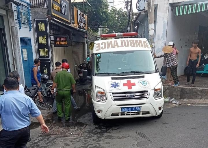 TP.HCM: Ch&aacute;y nh&agrave; trong hẻm, 1 người tử vong, 4 người bỏng nặng- Ảnh 1.