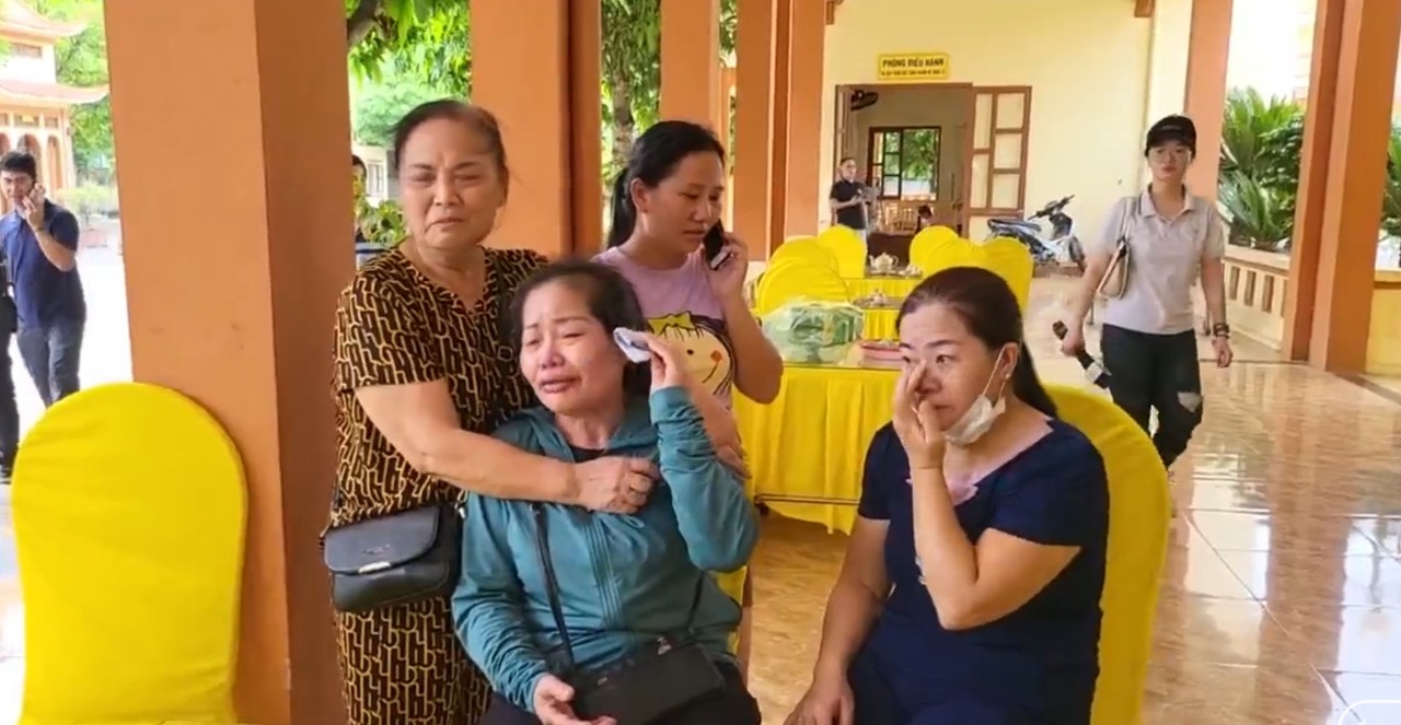 Bà ngoại bé 5 tuổi bị bỏ quên trên xe: "Cháu lên xe rất vui vì tưởng được dự lễ tổng kết"- Ảnh 1. Bà ngoại bé 5 tuổi bị bỏ quên trên xe: "Cháu lên xe rất vui vì tưởng được dự lễ tổng kết"- Ảnh 1.