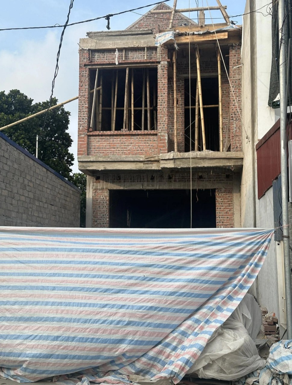 Sập gi&agrave;n gi&aacute;o ở Th&aacute;i B&igrave;nh, 3 người thương vong- Ảnh 1.