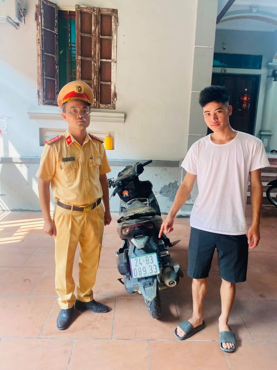 Xử phạt nam thanh niên đi mô tô vào cao tốc Tuyên Quang - Phú Thọ- Ảnh 2. Xử phạt nam thanh niên đi mô tô vào cao tốc Tuyên Quang - Phú Thọ- Ảnh 2.