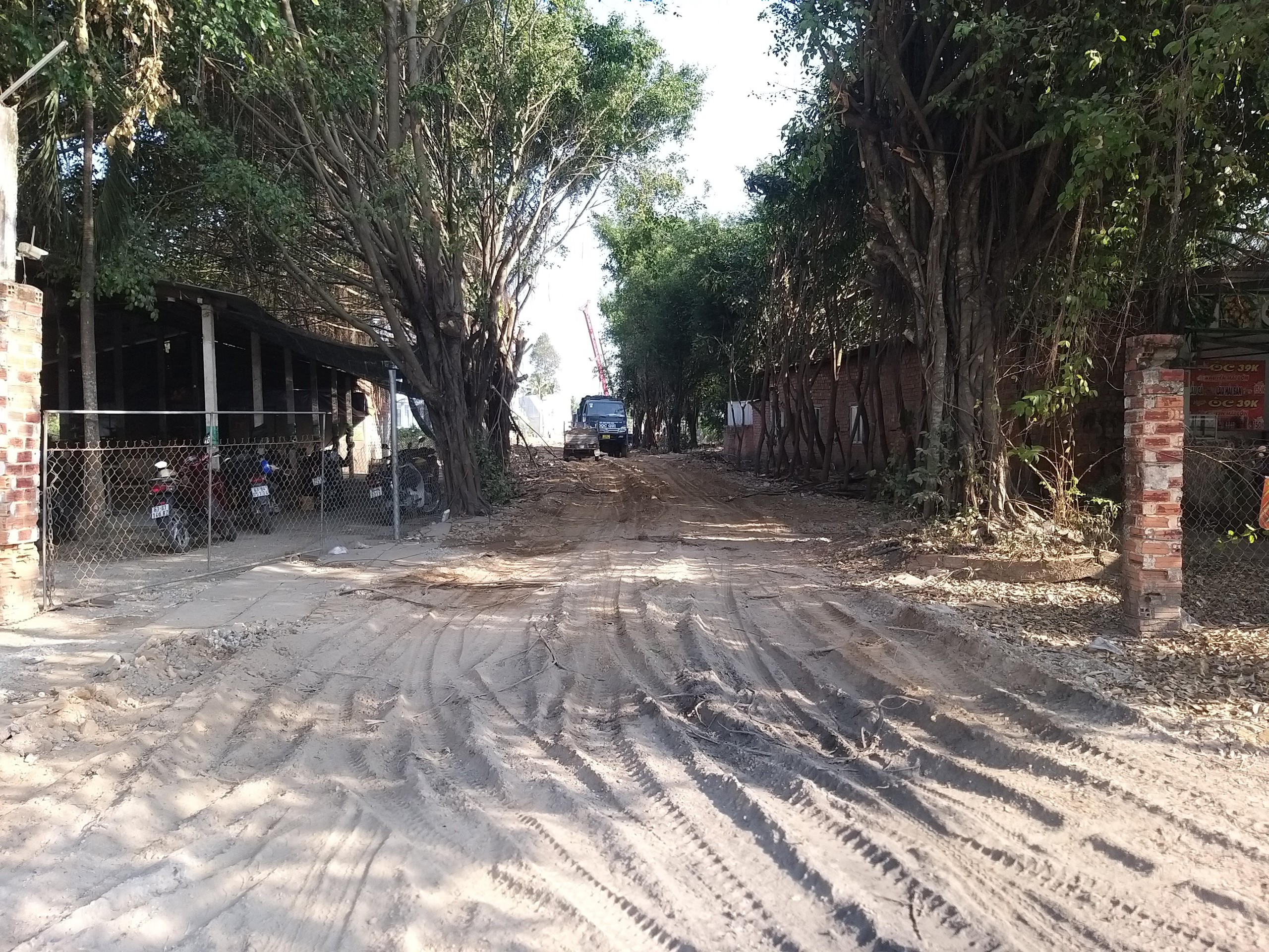 Người d&acirc;n ở vị tr&iacute; mố cầu Rạch Miễu 2 ph&iacute;a Tiền Giang nhận tiền, b&agrave;n giao mặt bằng- Ảnh 1.