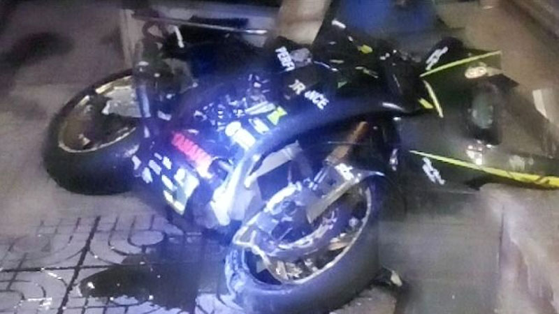 Người điều khiển xe mô tô bị thương nặng sau khi tự tông vào vòng xoay - Ảnh: SP. Người điều khiển xe mô tô bị thương nặng sau khi tự tông vào vòng xoay - Ảnh: SP.