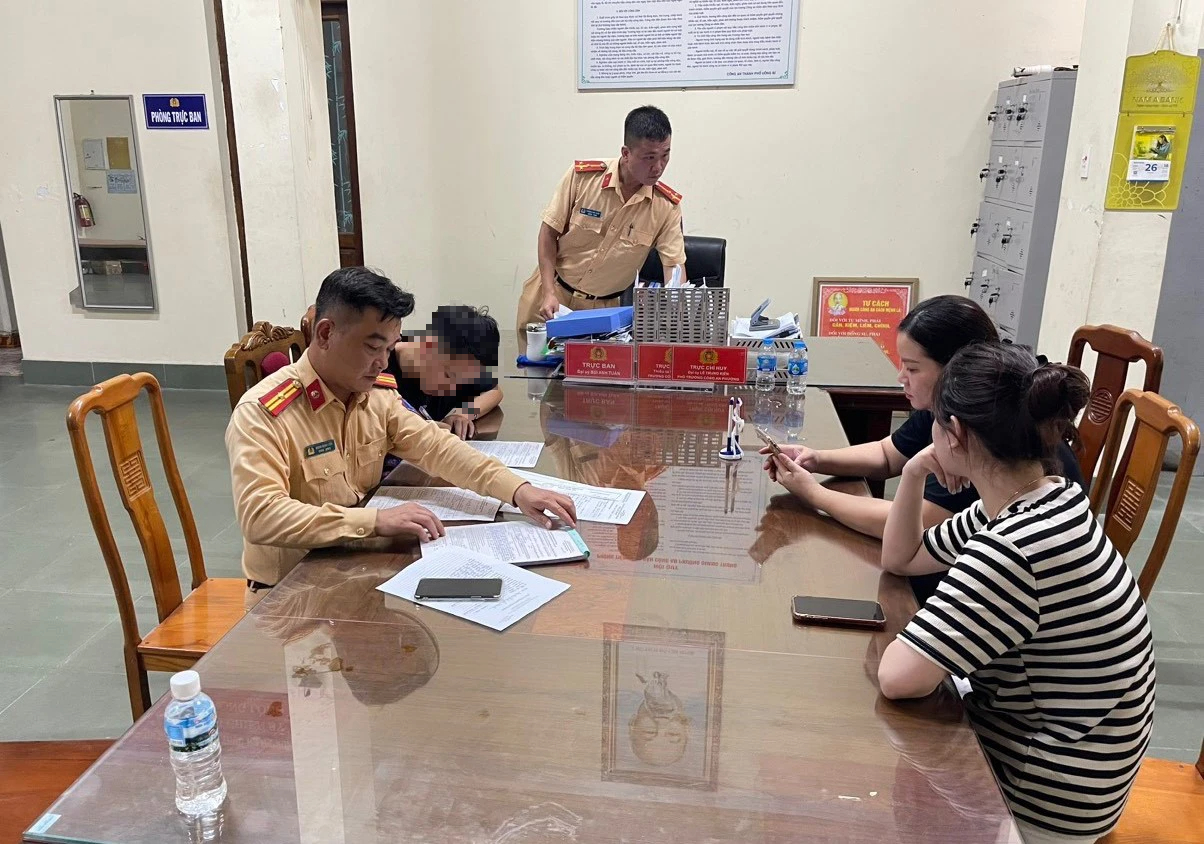 Xử phạt thiếu ni&ecirc;n đi m&ocirc; t&ocirc; lạng l&aacute;ch, đ&aacute;nh v&otilde;ng, bỏ chạy trước xe CSGT- Ảnh 1.