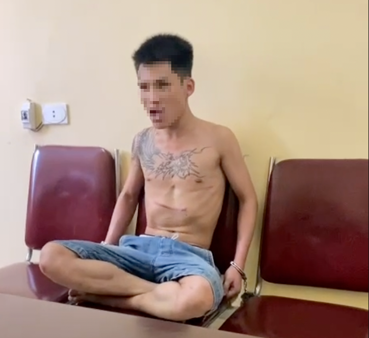 Khống chế nam thanh ni&ecirc;n cầm gậy x&ocirc;ng v&agrave;o c&ocirc;ng an phường g&acirc;y rối- Ảnh 1.