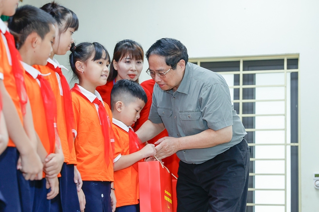 Thủ tướng thăm, tặng qu&agrave; tại Trung t&acirc;m Nu&ocirc;i dưỡng trẻ khuyết tật H&agrave; Nội nh&acirc;n dịp 1/6- Ảnh 3.