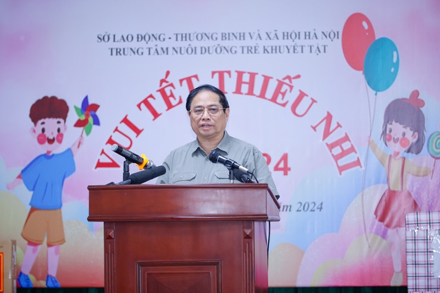Thủ tướng thăm, tặng qu&agrave; tại Trung t&acirc;m Nu&ocirc;i dưỡng trẻ khuyết tật H&agrave; Nội nh&acirc;n dịp 1/6- Ảnh 1.