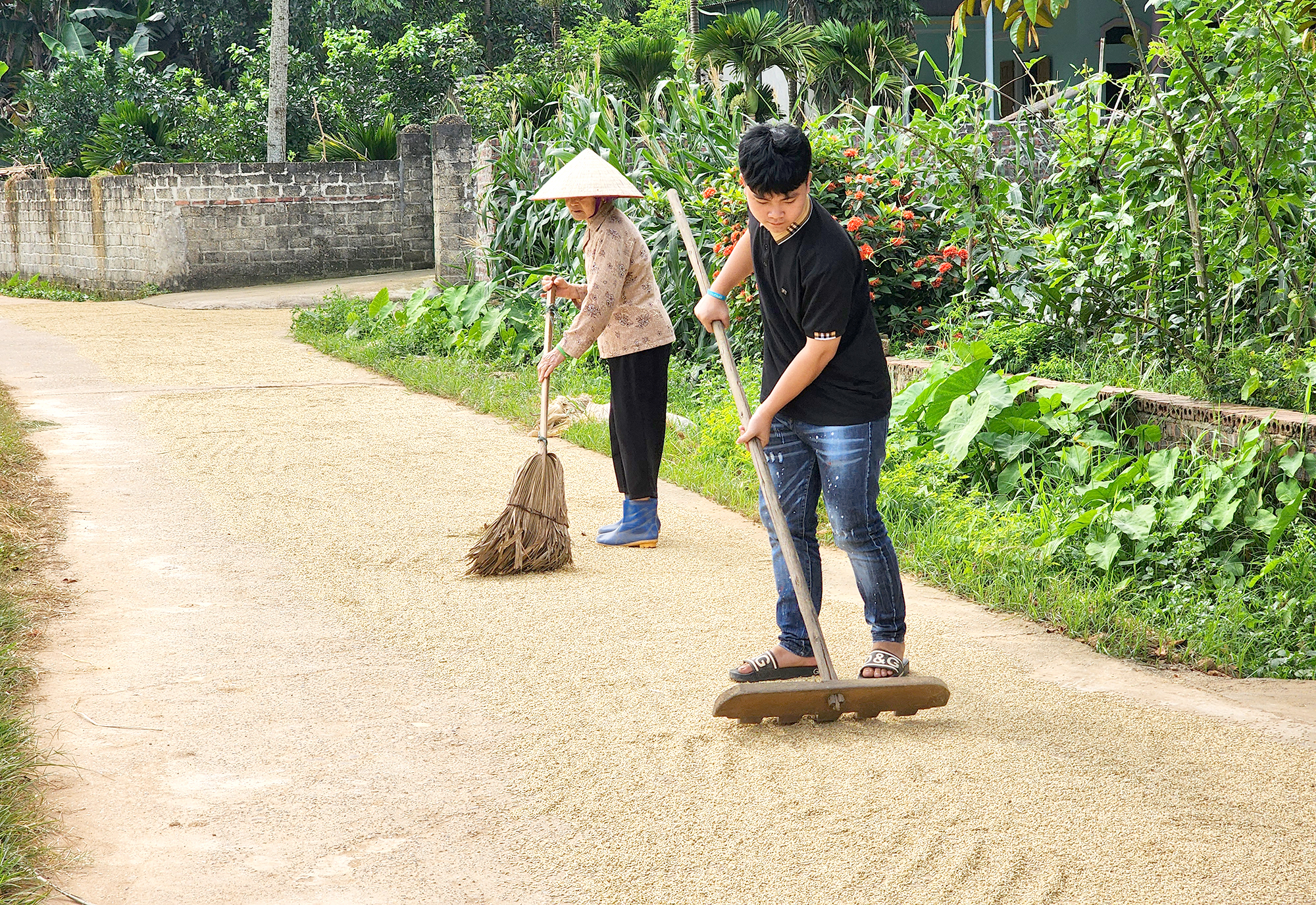 Cơ cực cậu b&eacute; gồng g&aacute;nh chăm mẹ bệnh, anh tai nạn- Ảnh 1.