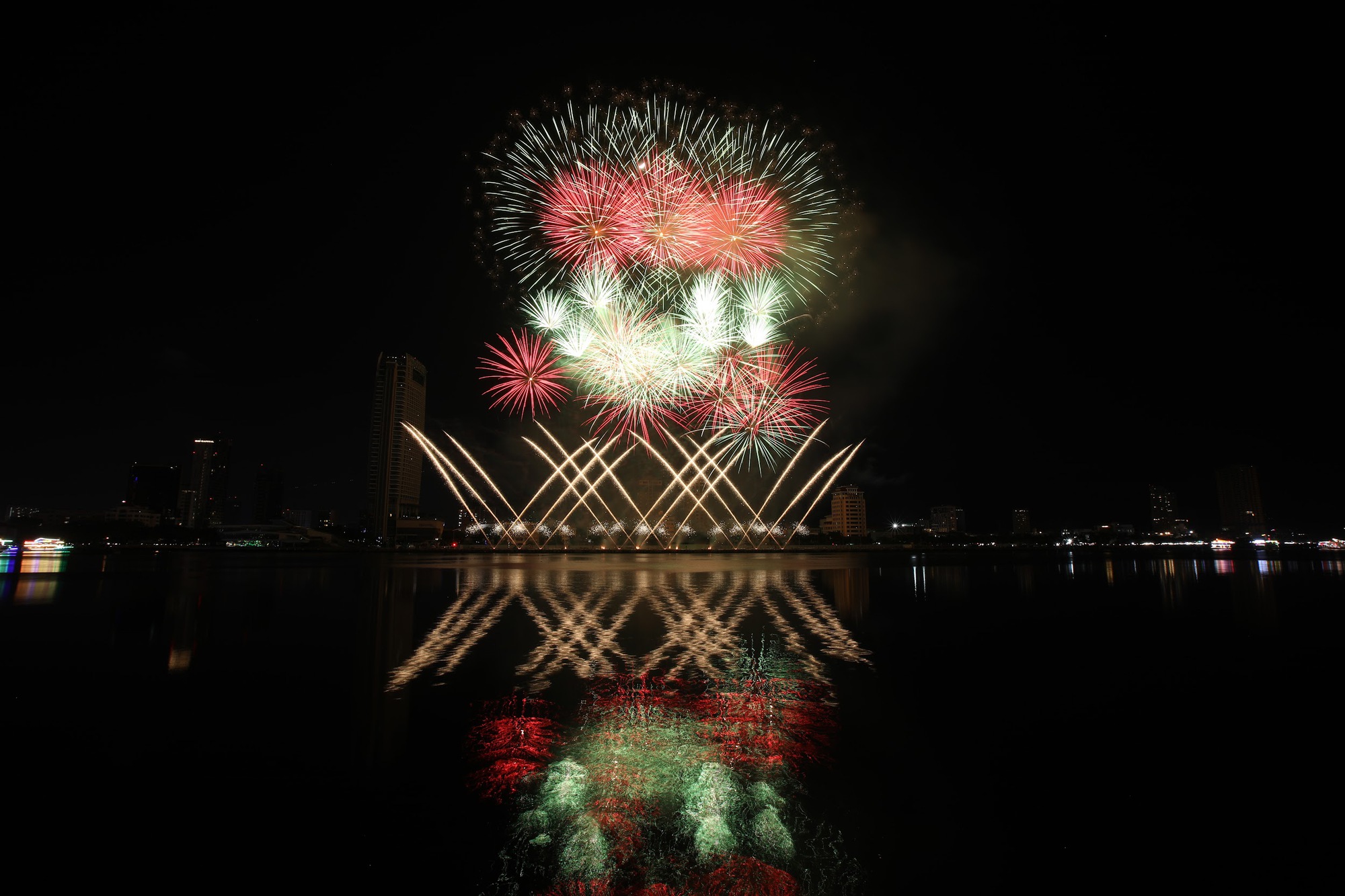 Lễ hội Ph&aacute;o hoa quốc tế Đ&agrave; Nẵng - những cảm x&uacute;c chỉ xem tại kh&aacute;n đ&agrave;i mới c&oacute;- Ảnh 5.