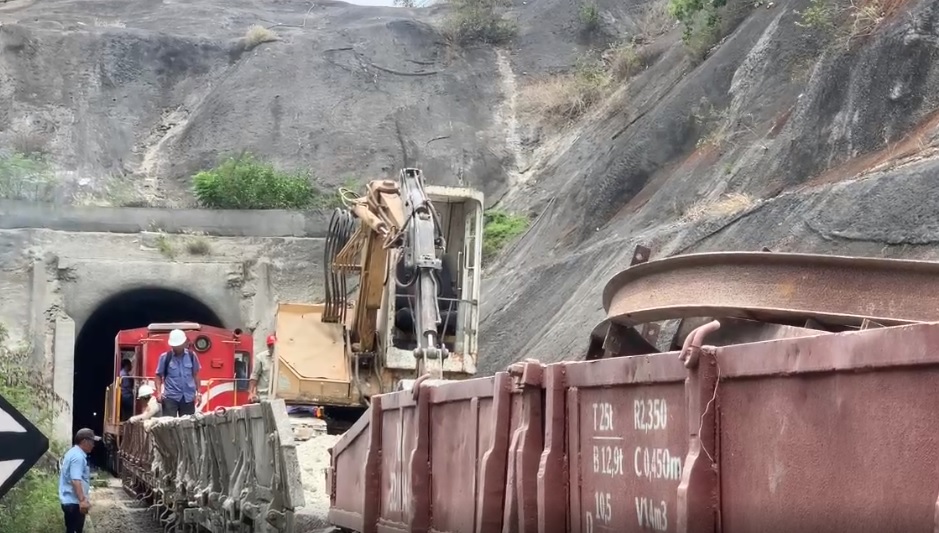 Hầm Ch&iacute; Thạnh đ&atilde; khắc phục xong, đường sắt Bắc - Nam th&ocirc;ng tuyến- Ảnh 2.