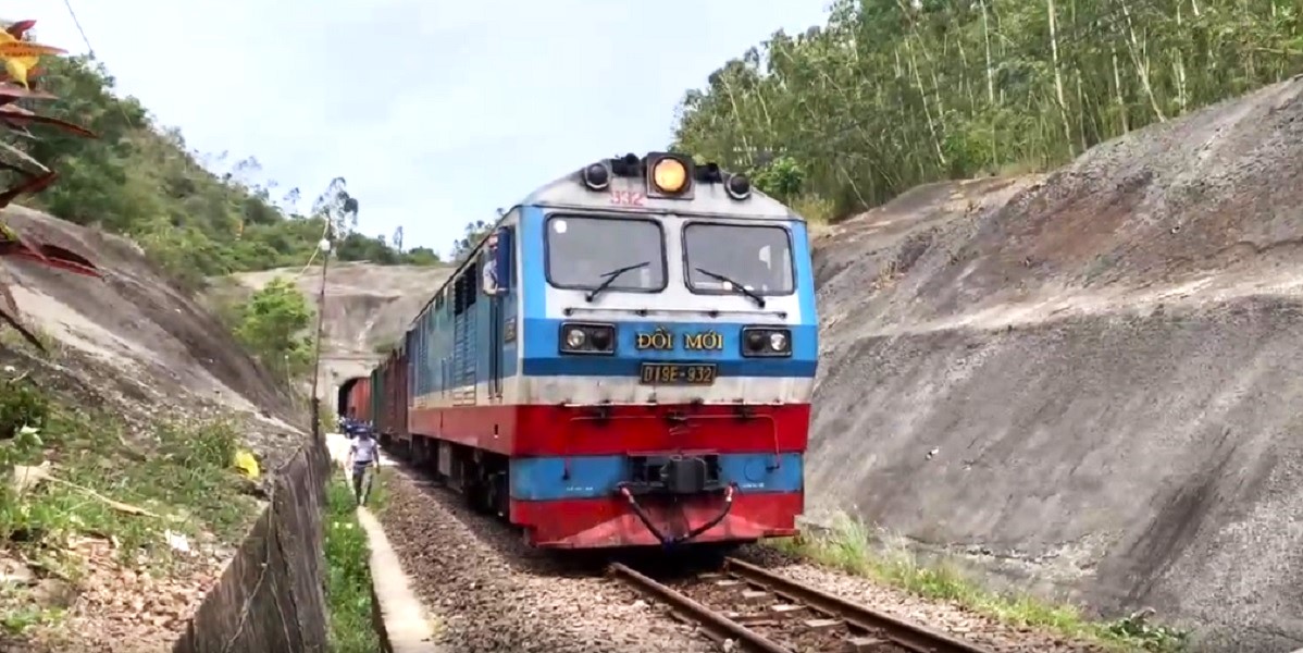 Hầm Ch&iacute; Thạnh đ&atilde; khắc phục xong, đường sắt Bắc - Nam th&ocirc;ng tuyến- Ảnh 1.