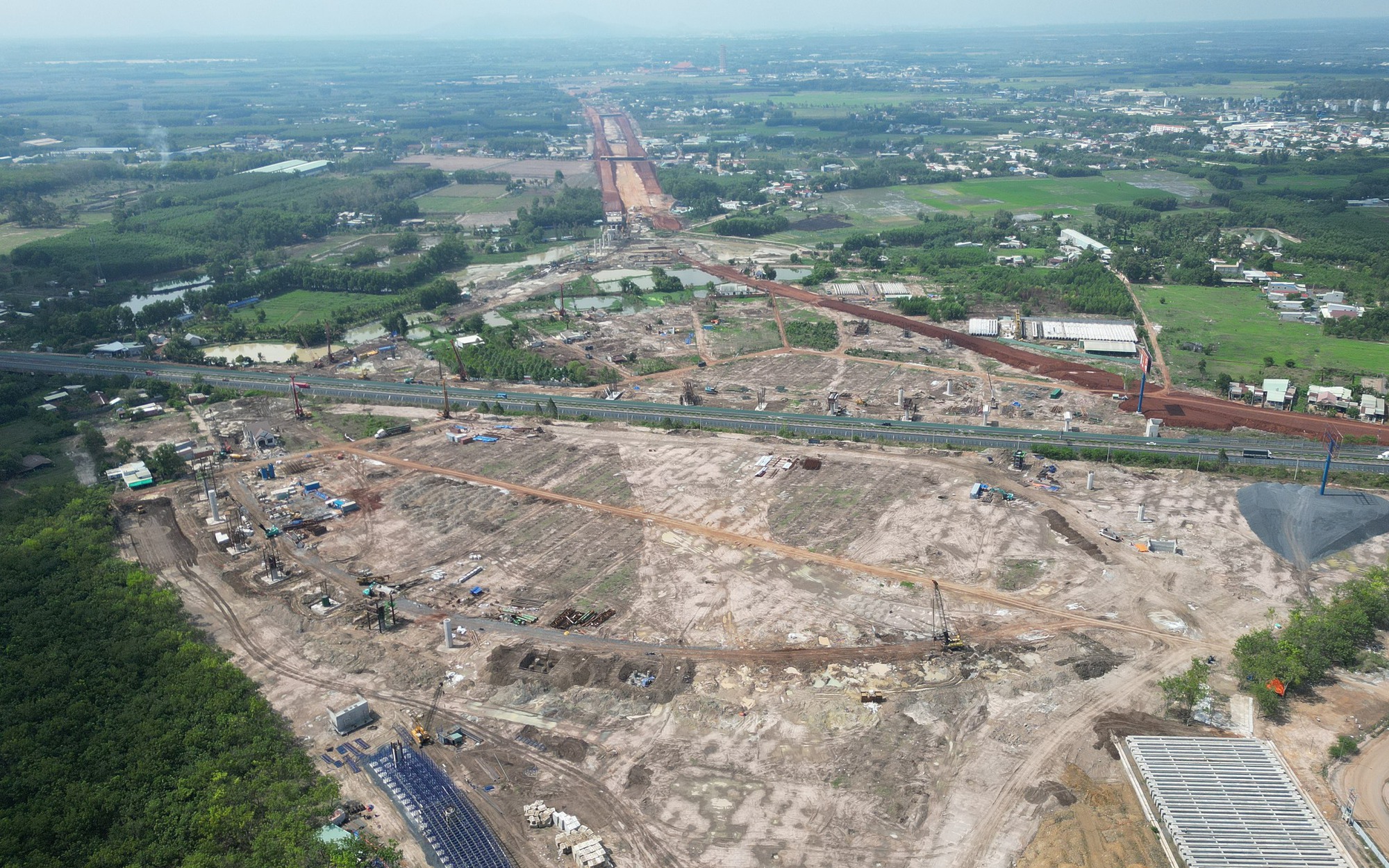 Cao tốc Bi&ecirc;n H&ograve;a - Vũng T&agrave;u: Đoạn đ&atilde; h&igrave;nh th&agrave;nh, đoạn c&ograve;n loang lổ