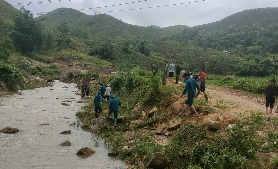 T&igrave;m thấy thi thể ch&aacute;u trai bị lũ cuốn tr&ocirc;i ở L&agrave;o Cai- Ảnh 1.
