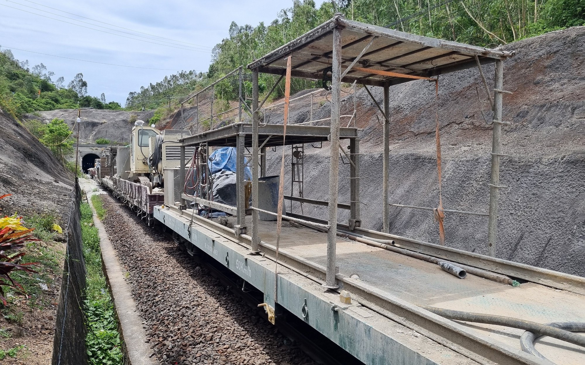 Trưa 31/5 sẽ th&ocirc;ng hầm đường sắt Ch&iacute; Thạnh sau 10 ng&agrave;y sạt lở