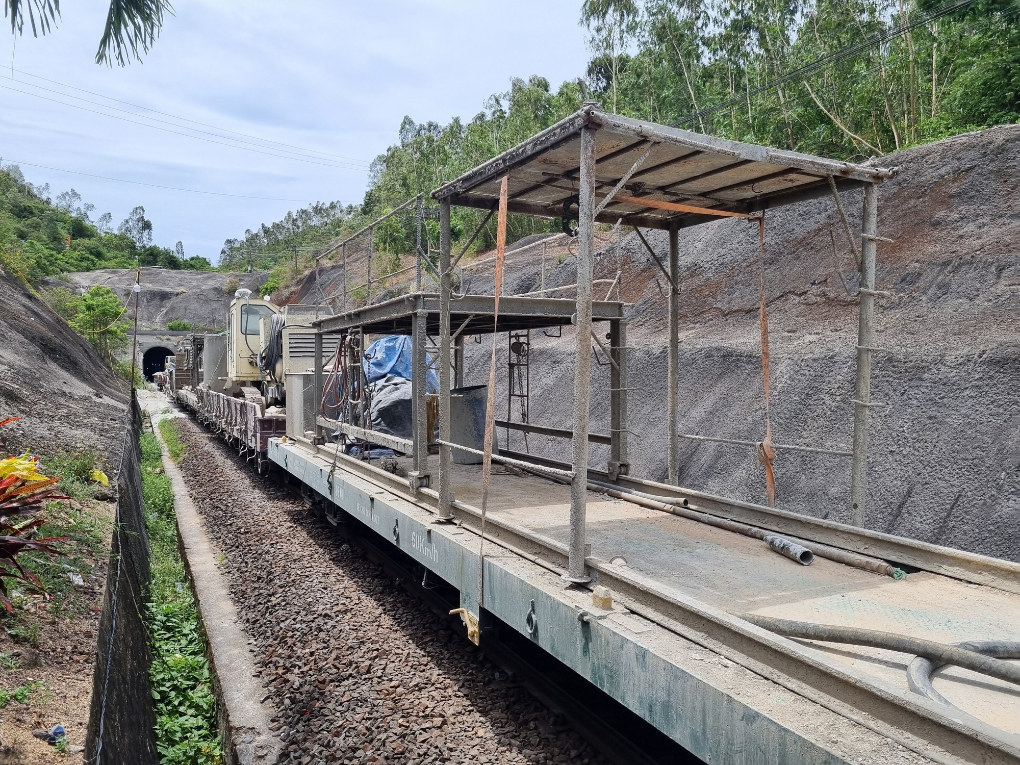 Trưa 31/5 th&ocirc;ng hầm đường sắt Ch&iacute; Thạnh sau 10 ng&agrave;y sạt lở- Ảnh 1.