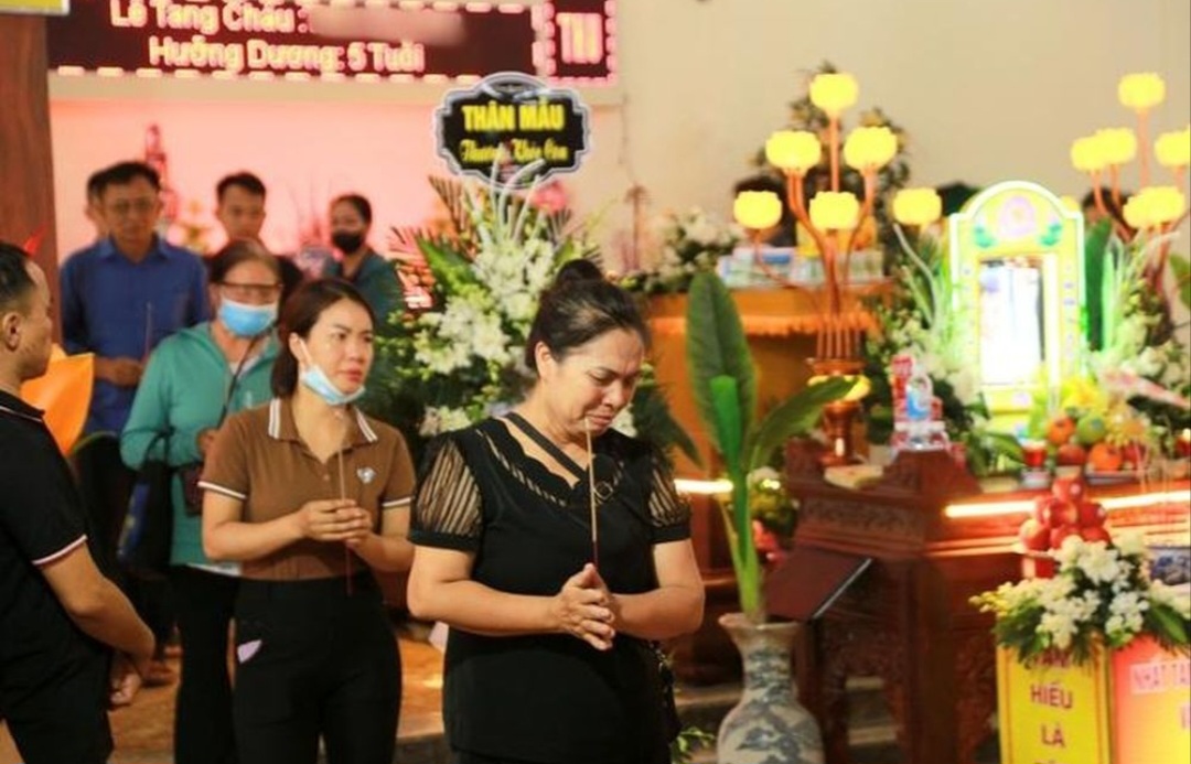 X&oacute;t xa đ&aacute;m tang b&eacute; 5 tuổi bị bỏ qu&ecirc;n tr&ecirc;n xe đưa đ&oacute;n- Ảnh 1.