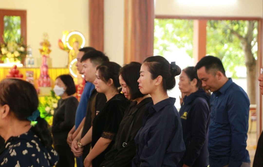 X&oacute;t xa đ&aacute;m tang b&eacute; 5 tuổi bị bỏ qu&ecirc;n tr&ecirc;n xe đưa đ&oacute;n- Ảnh 2.