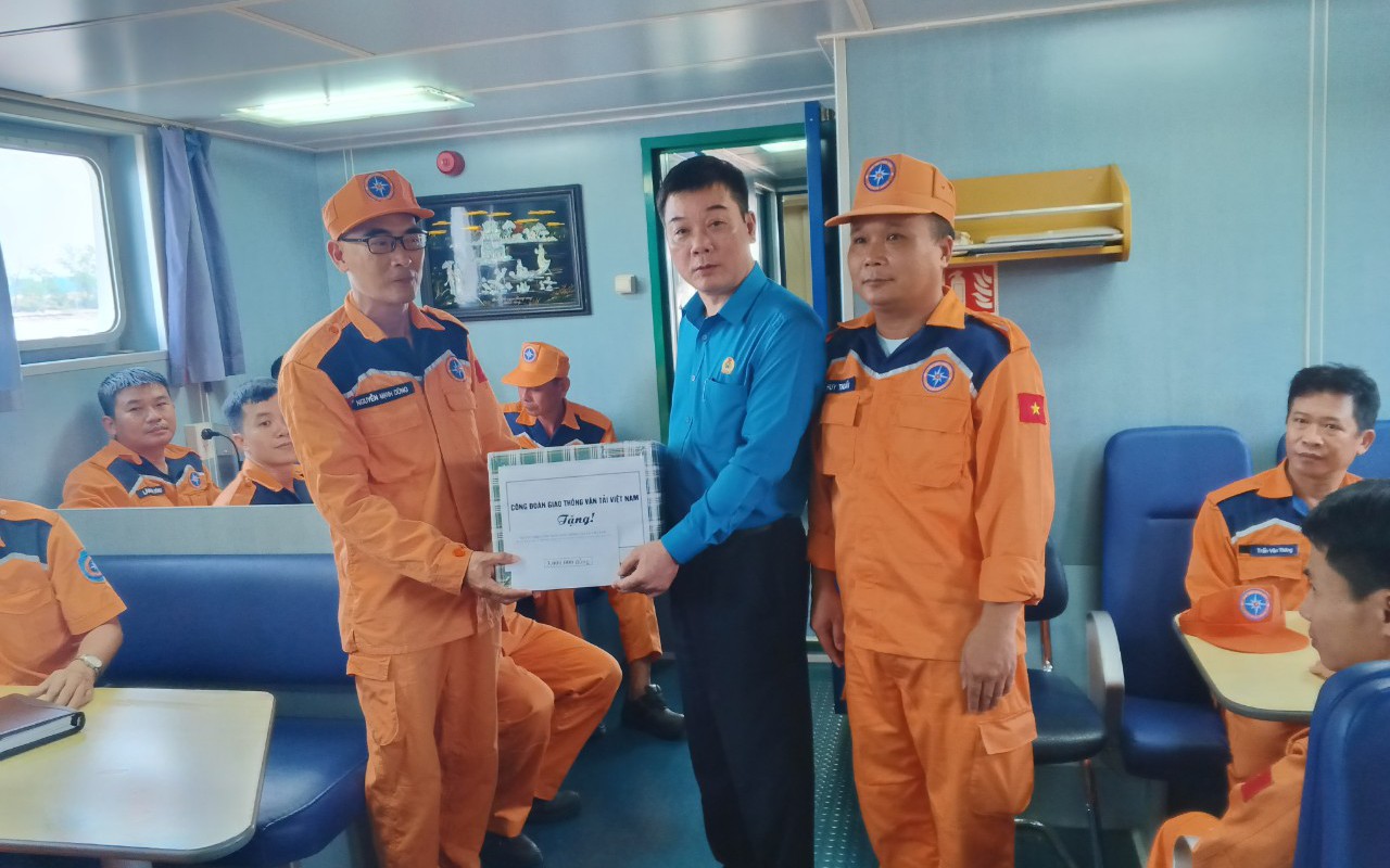 C&ocirc;ng đo&agrave;n GTVT hỗ trợ người lao động hơn một tỷ đồng