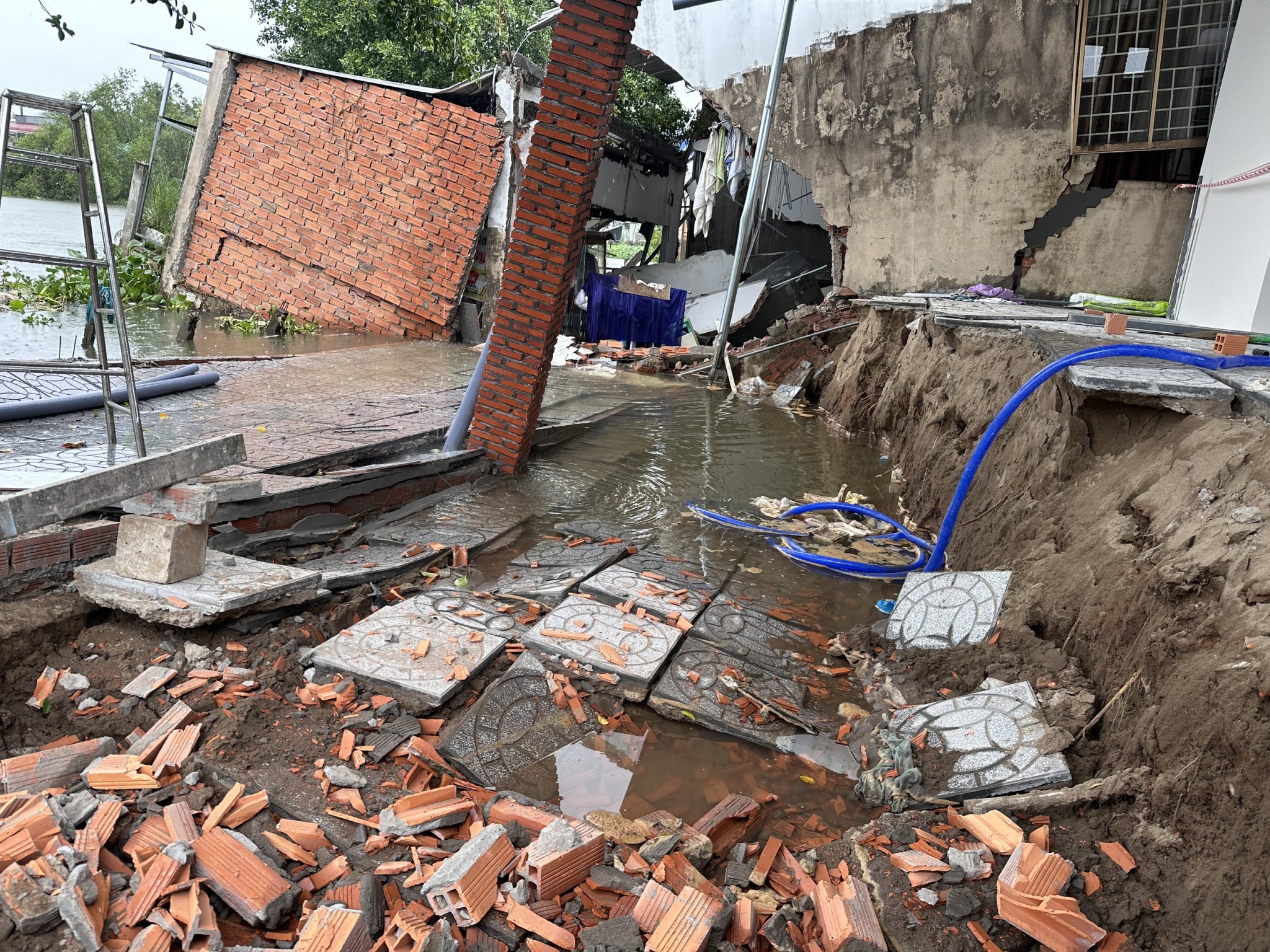 Sạt lở ven s&ocirc;ng ở Cần Thơ l&agrave;m g&atilde;y 10 ng&ocirc;i nh&agrave;- Ảnh 4.