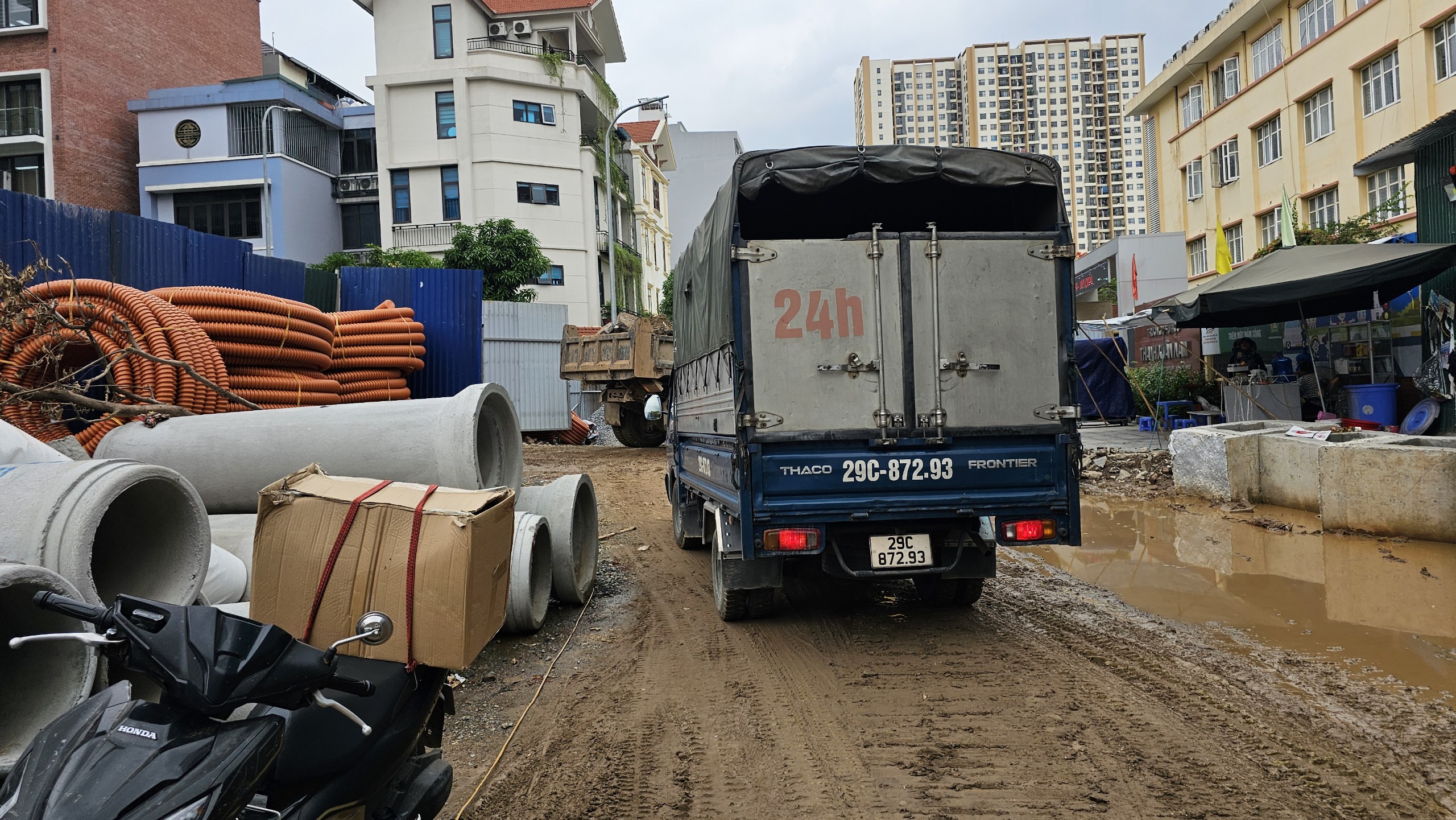 Bất an c&ocirc;ng trường thi c&ocirc;ng đường v&agrave;o 5 trường học- Ảnh 11.