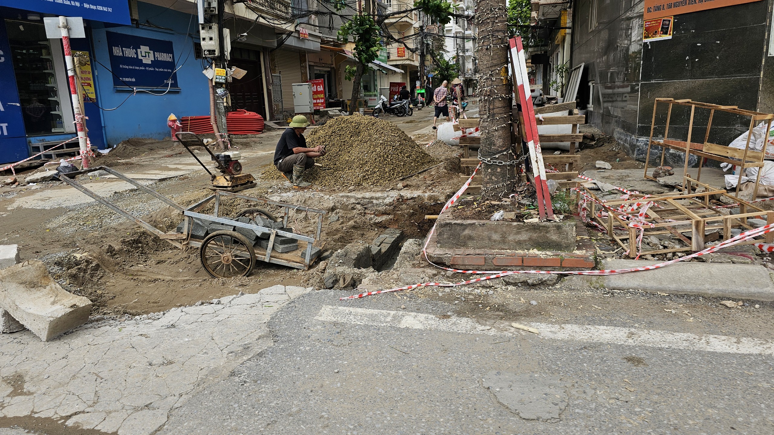 Bất an c&ocirc;ng trường thi c&ocirc;ng đường v&agrave;o 5 trường học- Ảnh 2.