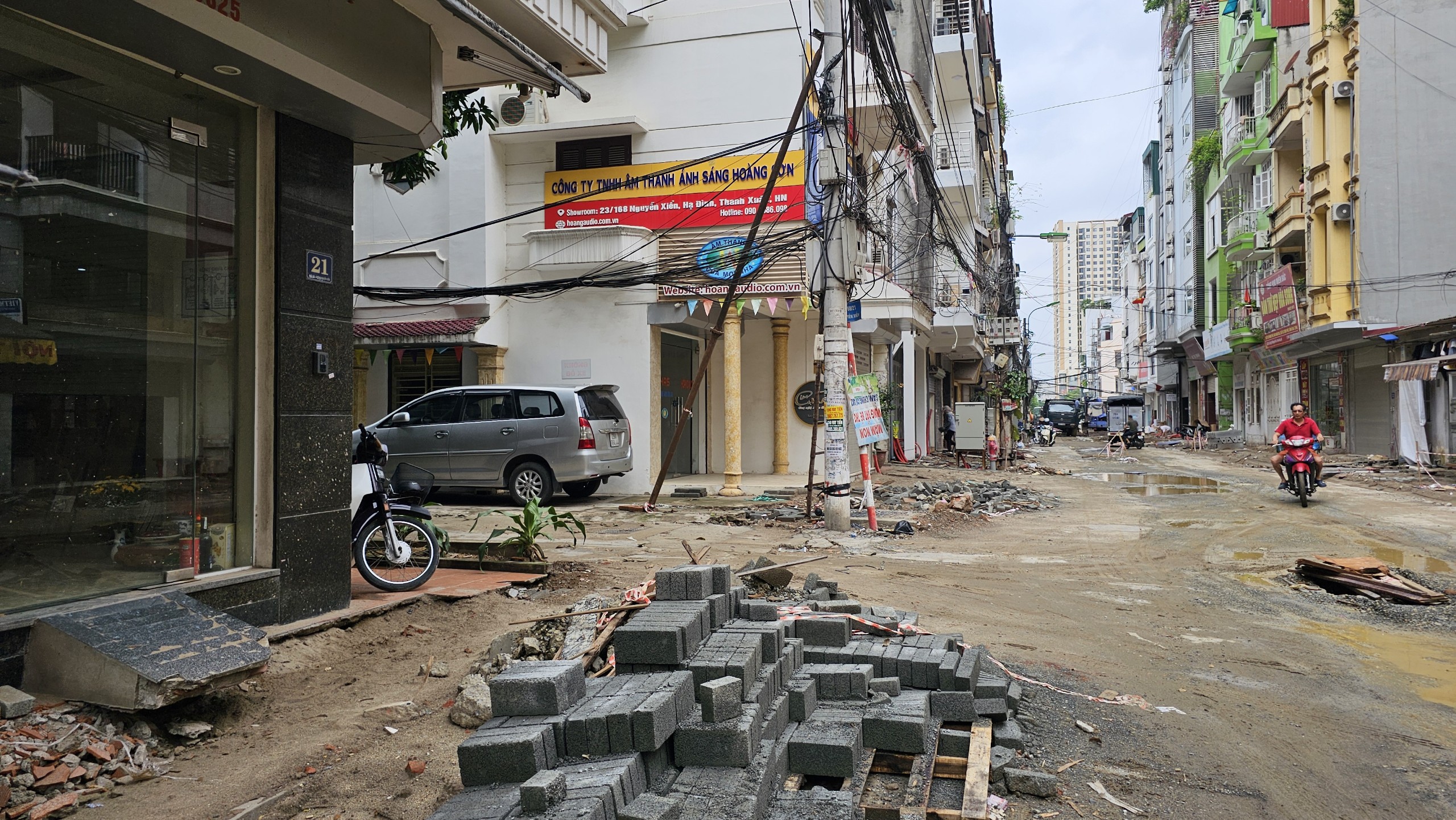 Bất an c&ocirc;ng trường thi c&ocirc;ng đường v&agrave;o 5 trường học- Ảnh 10.