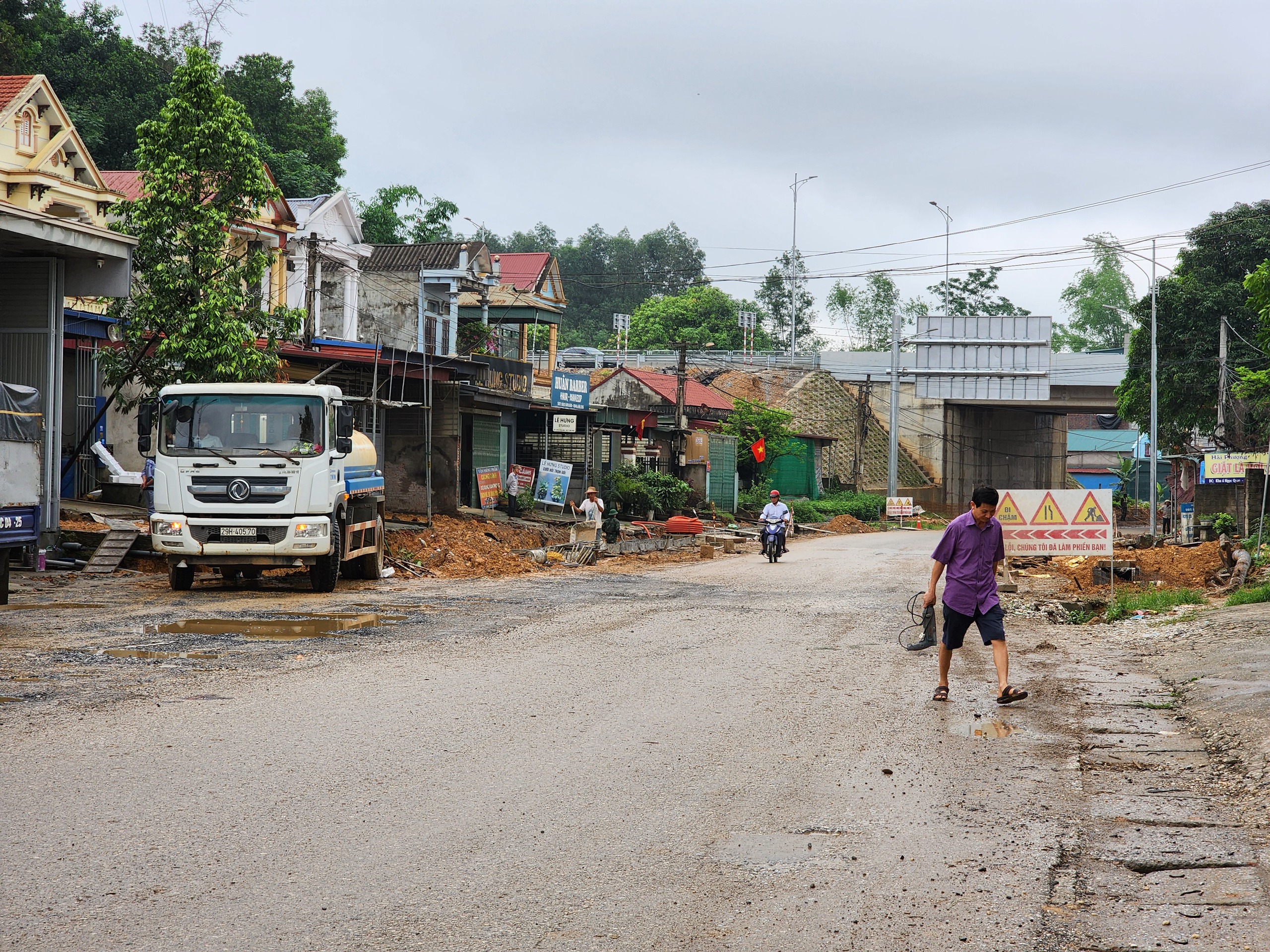 Phú Thọ: Dân khổ vì đường thi công lầy lội, nham nhở- Ảnh 6. Phú Thọ: Dân khổ vì đường thi công lầy lội, nham nhở- Ảnh 6.