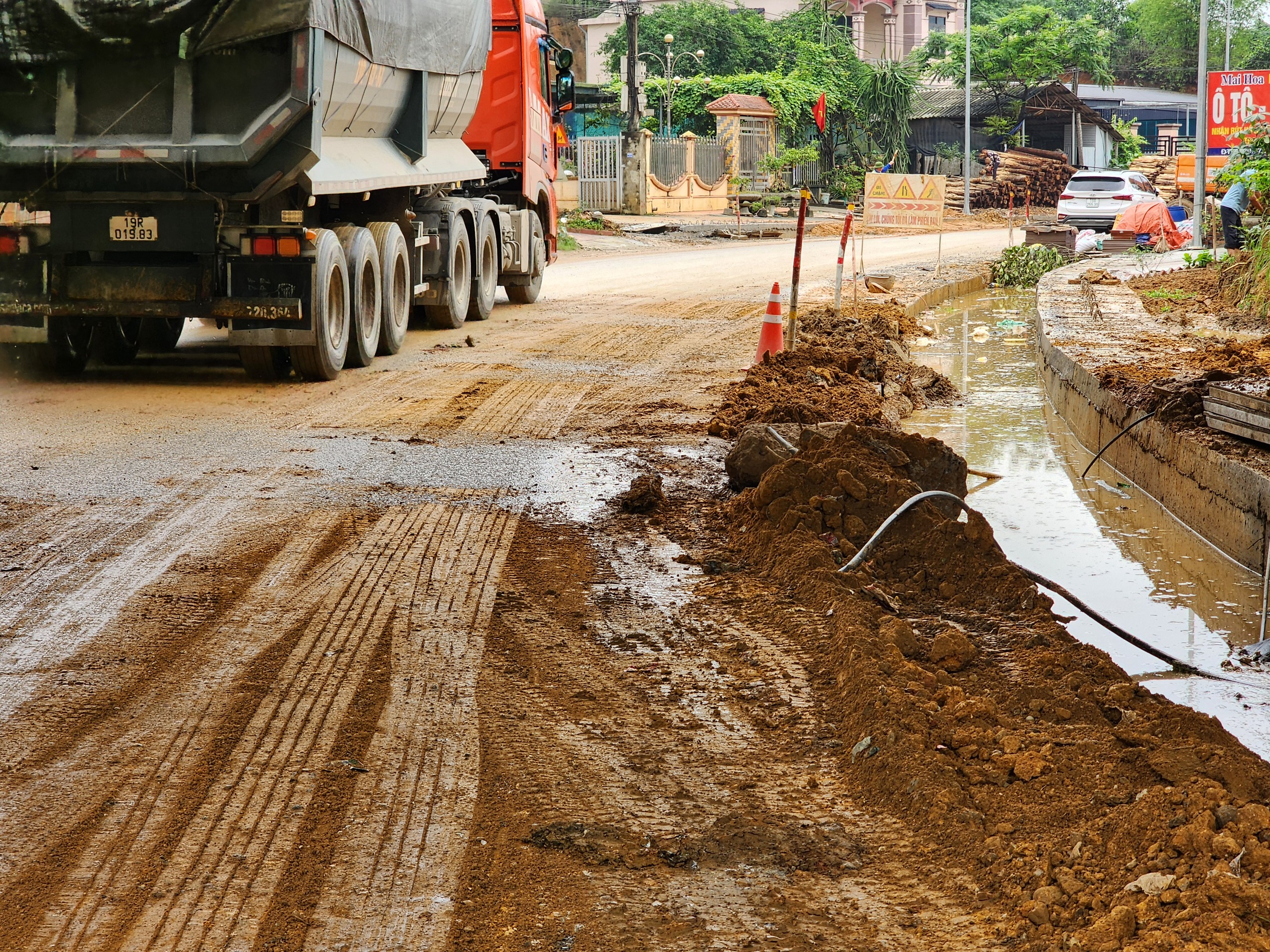 Phú Thọ: Dân khổ vì đường thi công lầy lội, nham nhở- Ảnh 2. Phú Thọ: Dân khổ vì đường thi công lầy lội, nham nhở- Ảnh 2.