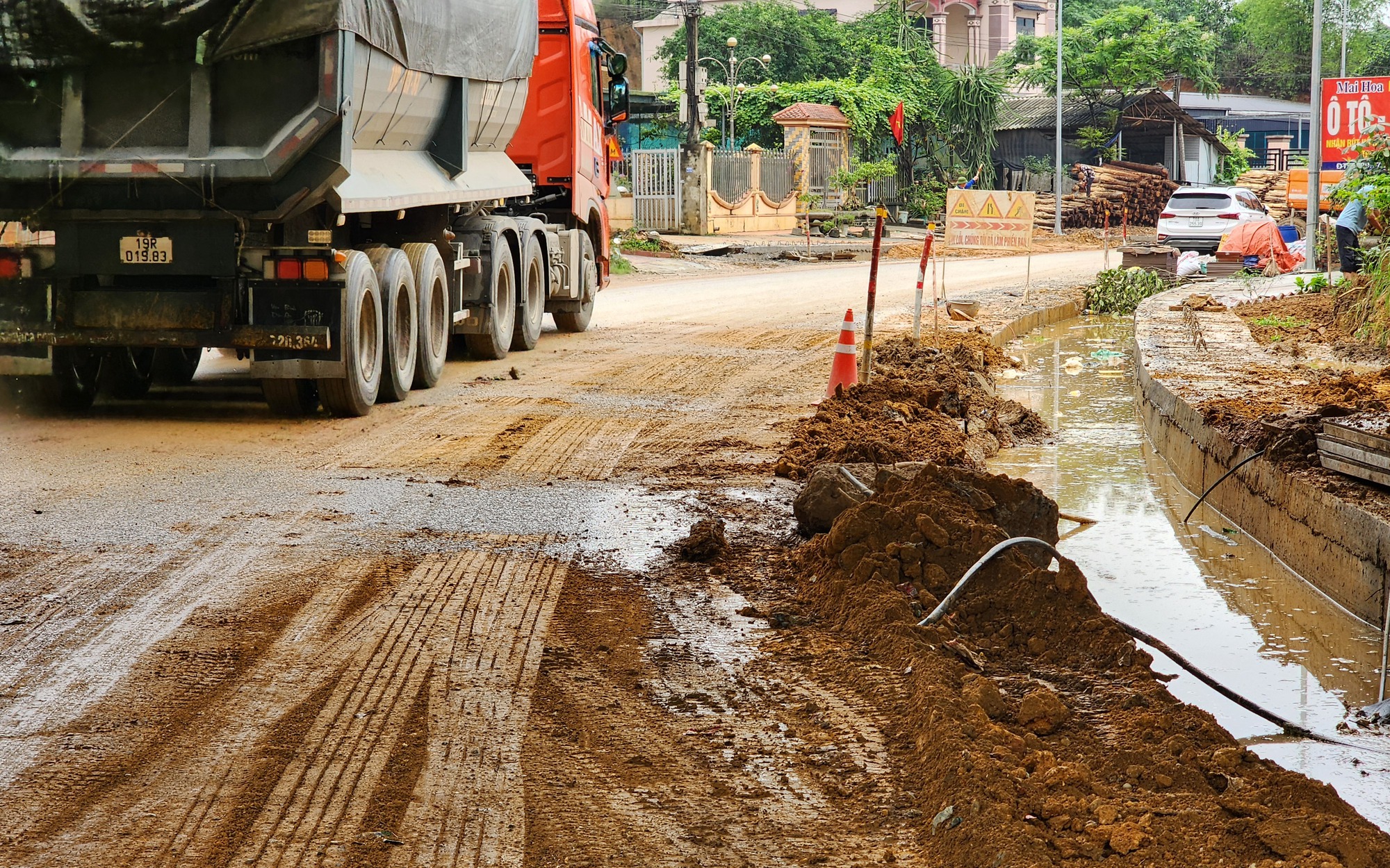 Ph&uacute; Thọ: D&acirc;n khổ v&igrave; đường thi c&ocirc;ng lầy lội, nham nhở