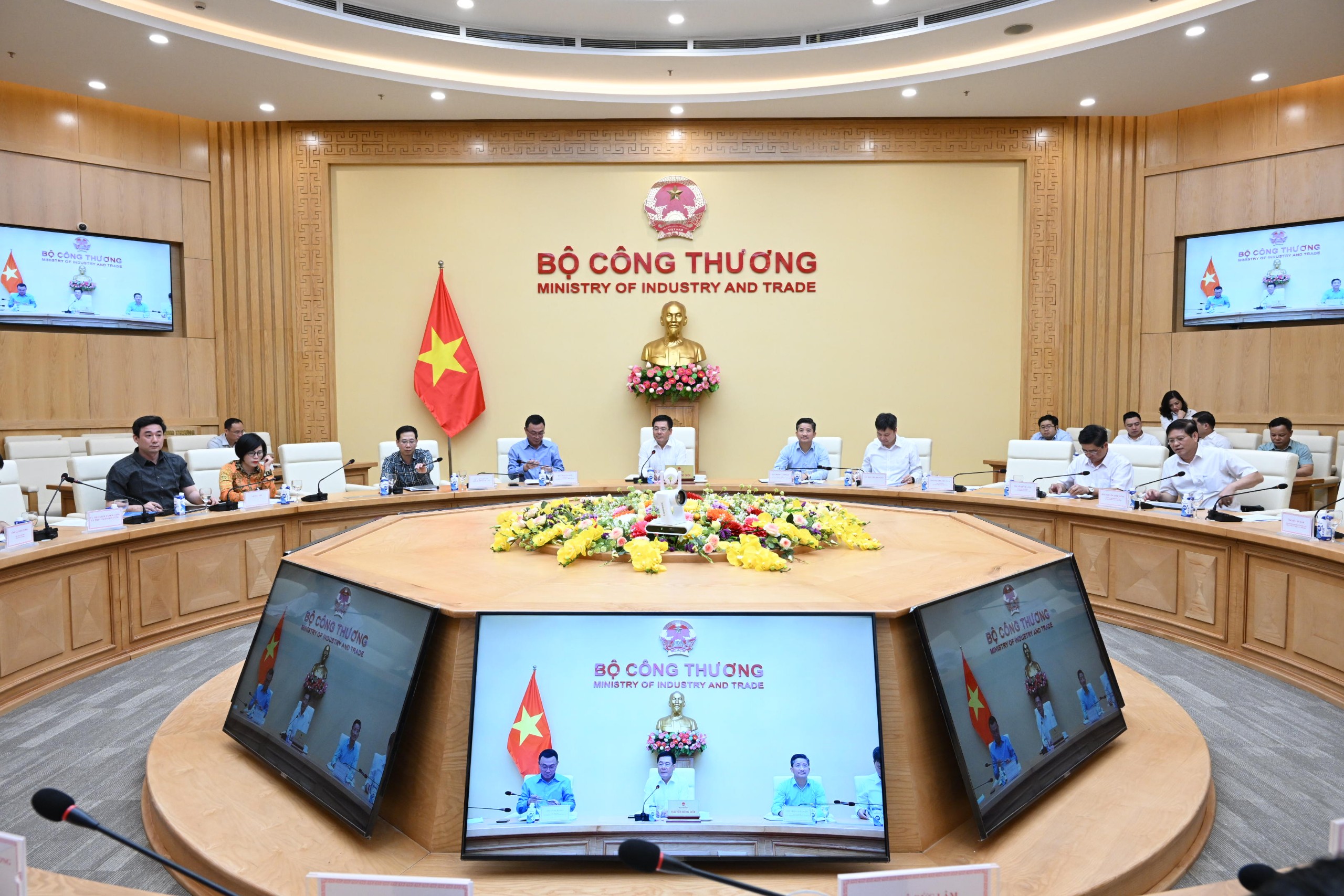 Bộ trưởng C&ocirc;ng thương n&oacute;i r&otilde; l&yacute; do gi&aacute; điện mặt trời m&aacute;i nh&agrave; chỉ 0 đồng- Ảnh 2.