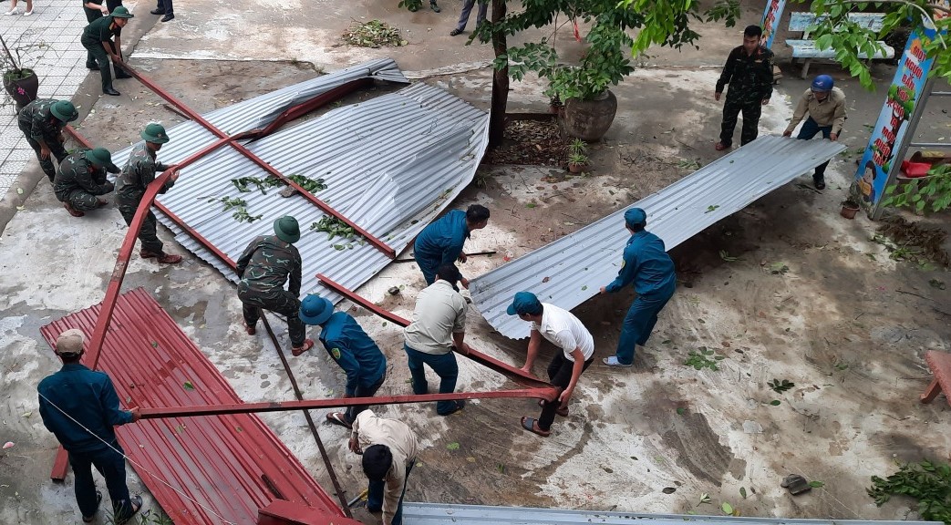 Gi&ocirc;ng s&eacute;t, lốc xo&aacute;y ở Huế l&agrave;m nhiều c&acirc;y xanh g&atilde;y đổ, nh&agrave; tốc m&aacute;i- Ảnh 2.
