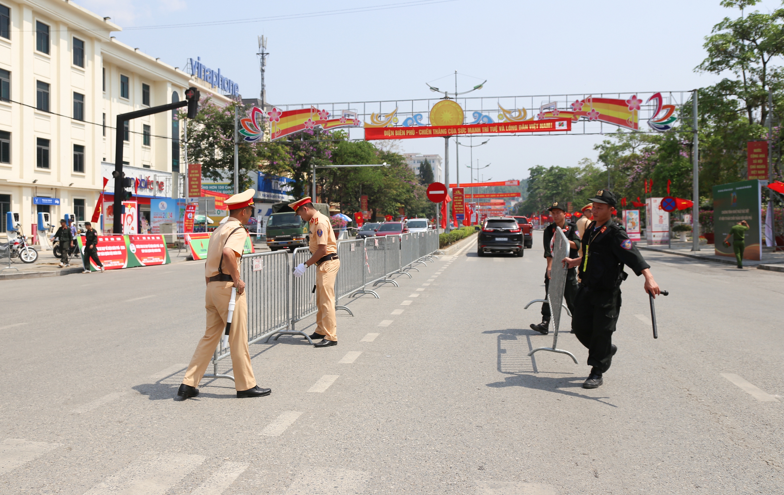 H&agrave;ng trăm CSGT phơi m&igrave;nh giữa nắng ph&acirc;n luồng, bảo đảm ATGT tại Điện Bi&ecirc;n Phủ- Ảnh 6.