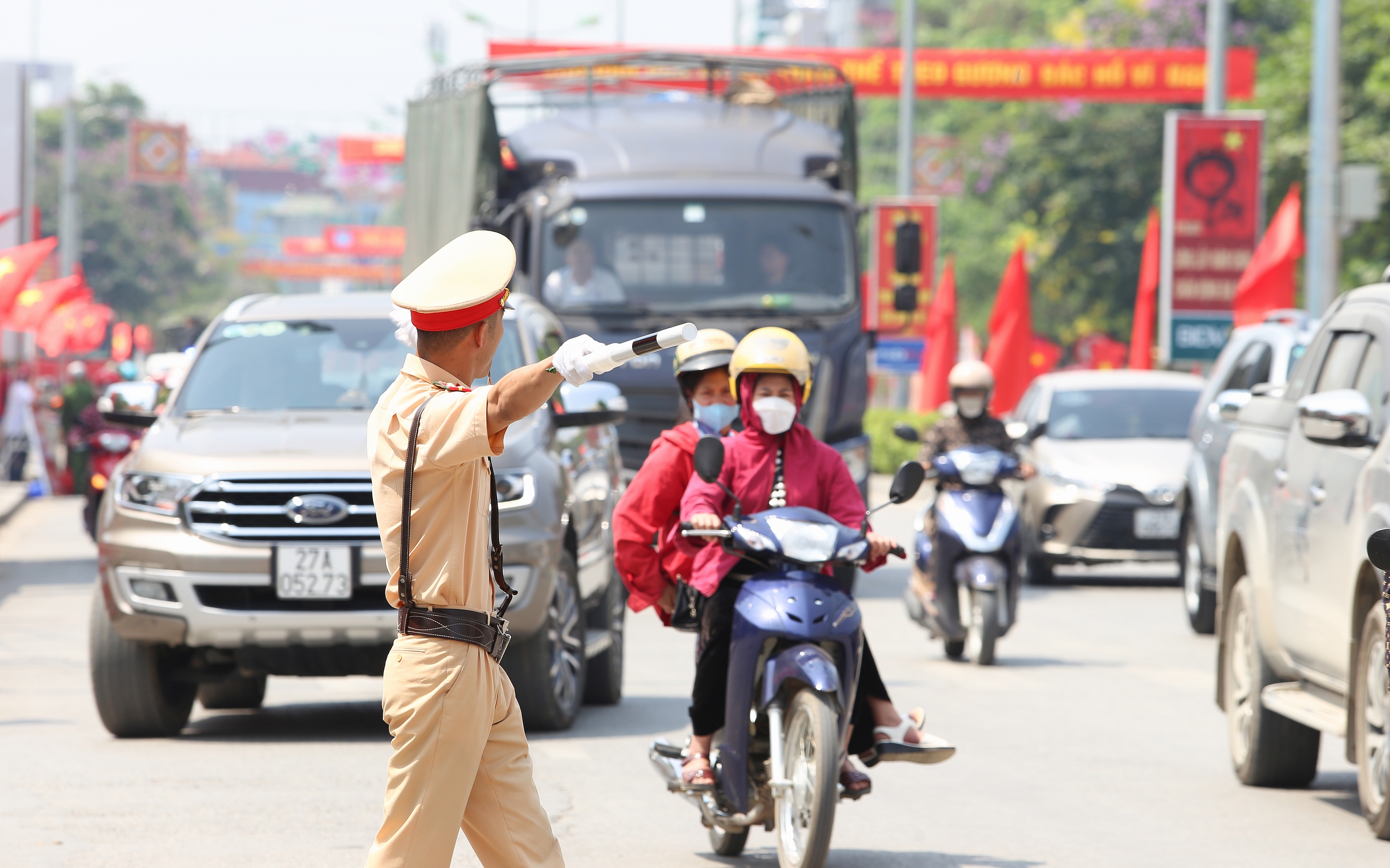 H&agrave;ng trăm CSGT phơi m&igrave;nh giữa nắng ph&acirc;n luồng, bảo đảm ATGT tại Điện Bi&ecirc;n Phủ- Ảnh 8.