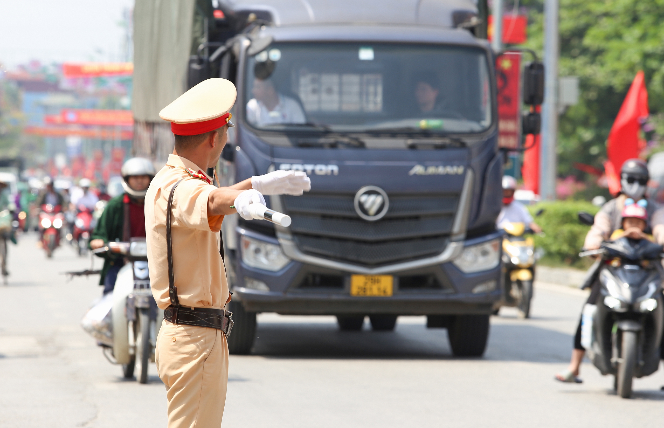 H&agrave;ng trăm CSGT phơi m&igrave;nh giữa nắng ph&acirc;n luồng, bảo đảm ATGT tại Điện Bi&ecirc;n Phủ- Ảnh 9.