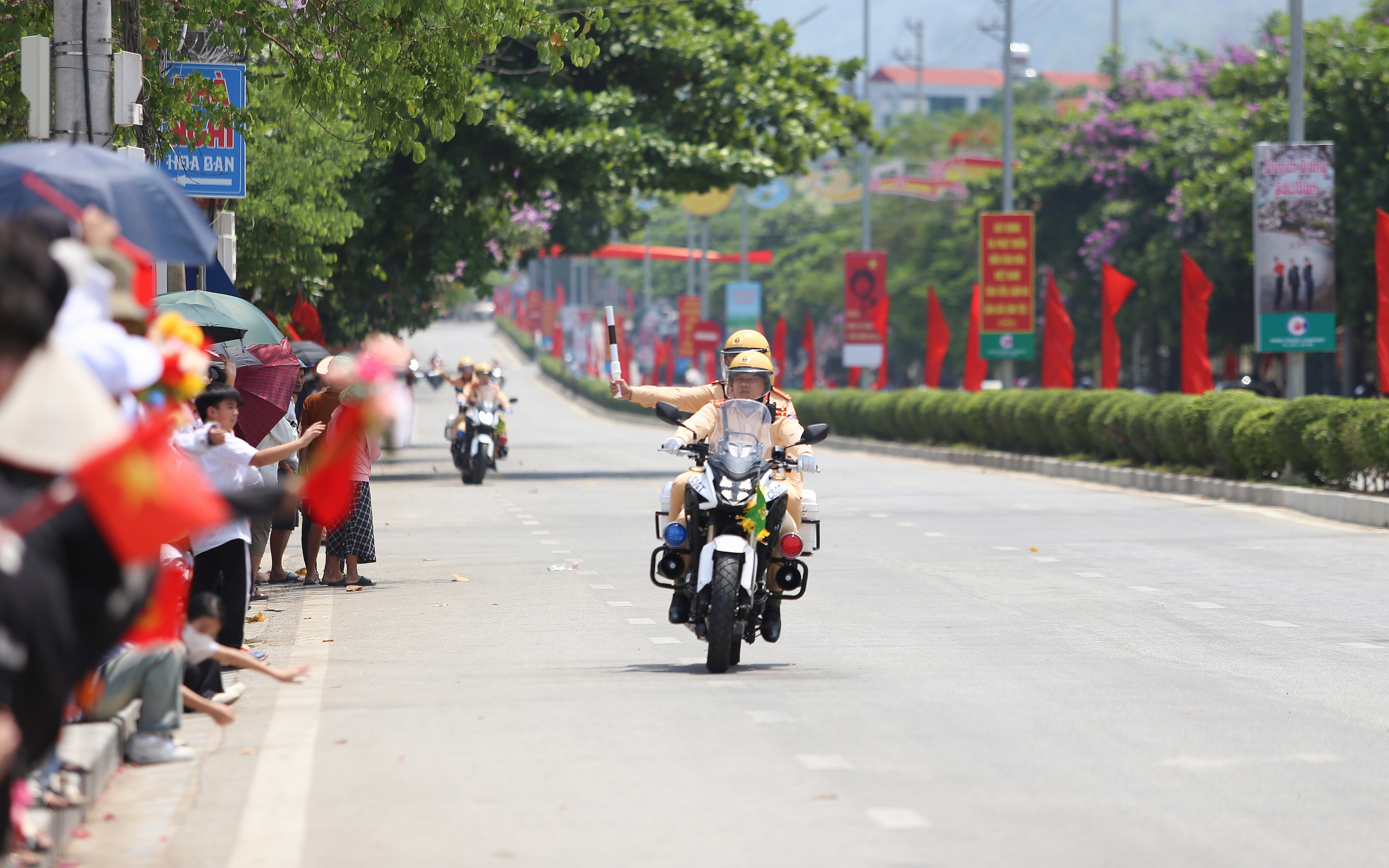 H&agrave;ng trăm CSGT phơi m&igrave;nh giữa nắng ph&acirc;n luồng, bảo đảm ATGT tại Điện Bi&ecirc;n Phủ- Ảnh 11.