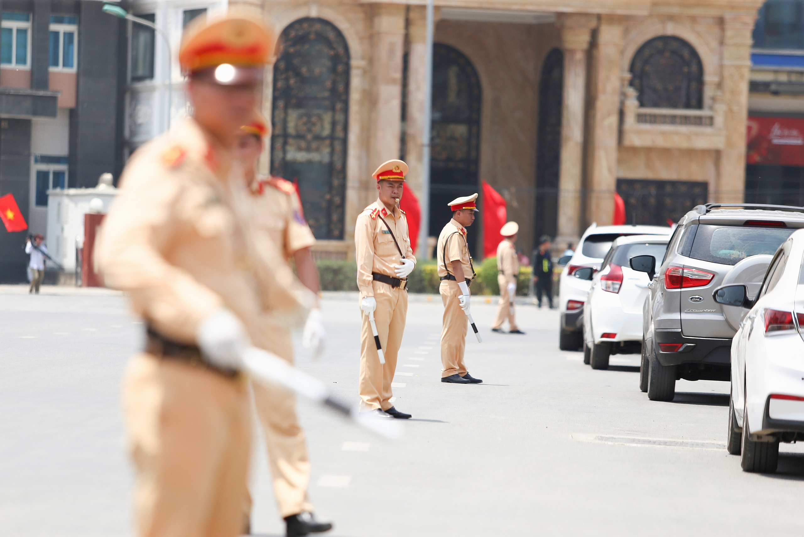 H&agrave;ng trăm CSGT phơi m&igrave;nh giữa nắng ph&acirc;n luồng, bảo đảm ATGT tại Điện Bi&ecirc;n Phủ- Ảnh 4.