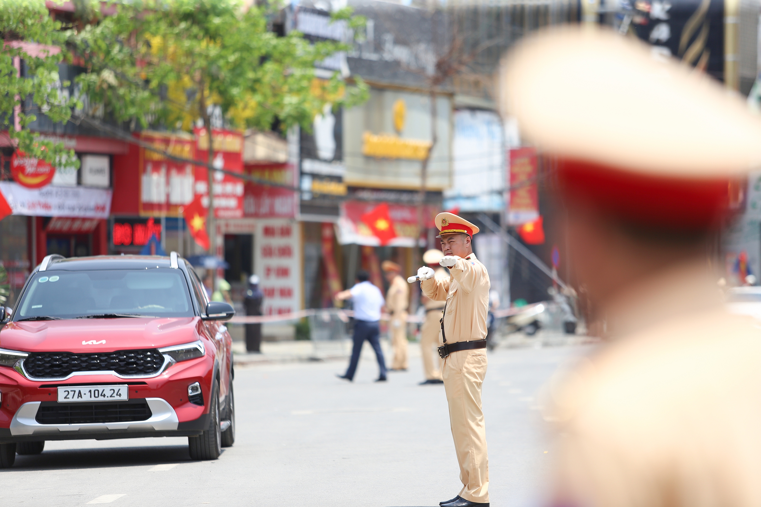 H&agrave;ng trăm CSGT phơi m&igrave;nh giữa nắng ph&acirc;n luồng, bảo đảm ATGT tại Điện Bi&ecirc;n Phủ- Ảnh 3.