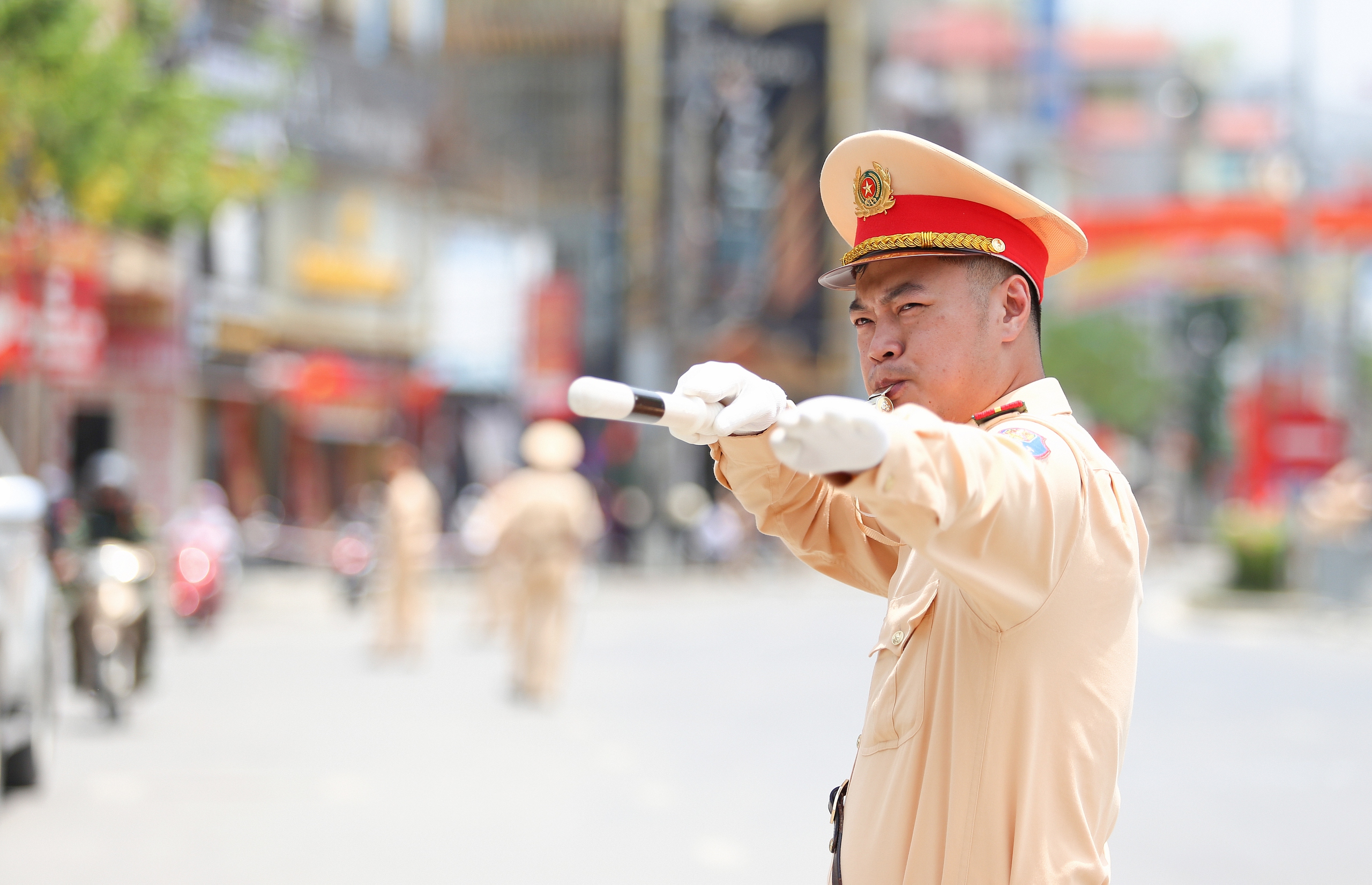 H&agrave;ng trăm CSGT phơi m&igrave;nh giữa nắng ph&acirc;n luồng, bảo đảm ATGT tại Điện Bi&ecirc;n Phủ- Ảnh 1.