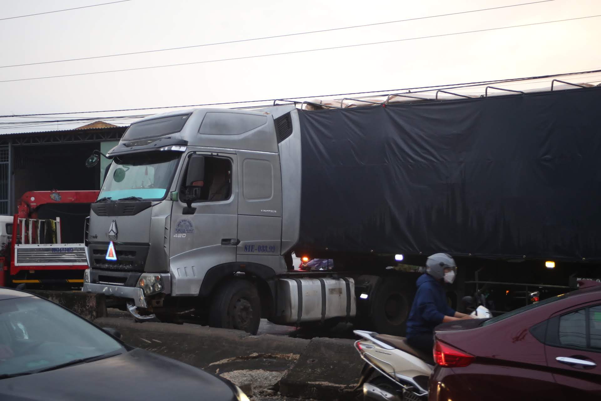 Tránh xe máy trượt ngã, xe tải đánh lái tông dải phân cách- Ảnh 1. Tránh xe máy trượt ngã, xe tải đánh lái tông dải phân cách- Ảnh 1.