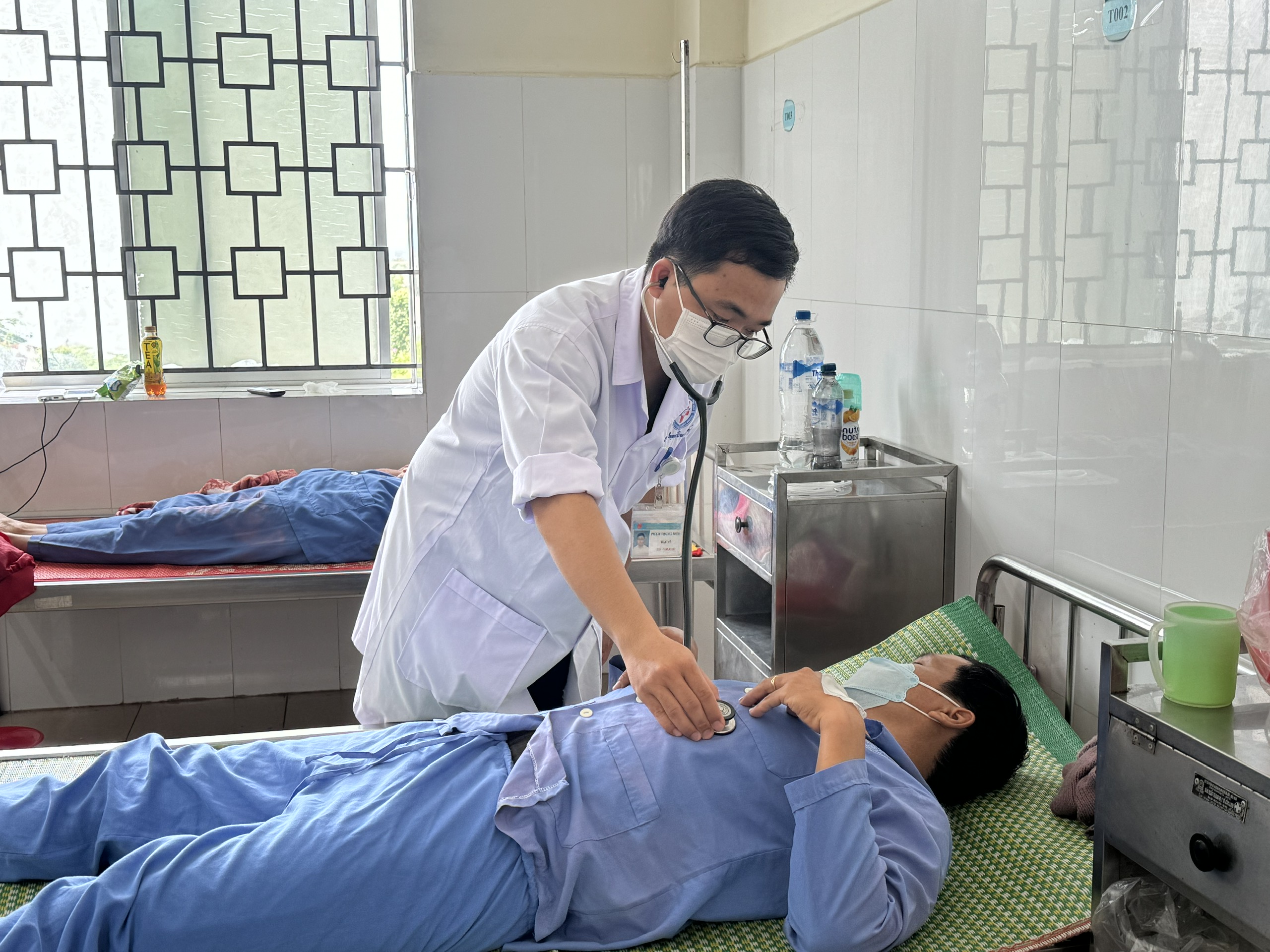 Cả gia đ&igrave;nh 12 người nấu c&aacute; n&oacute;c ăn, 5 người nhập viện cấp cứu- Ảnh 1.