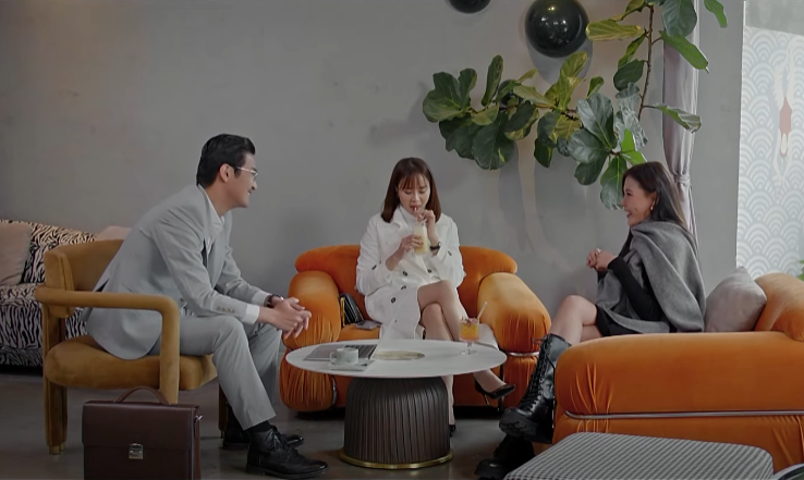 Mỹ Đ&igrave;nh  tỏ r&otilde; th&aacute;i độ muốn "cua" ch&agrave;ng luật sư điển trai.